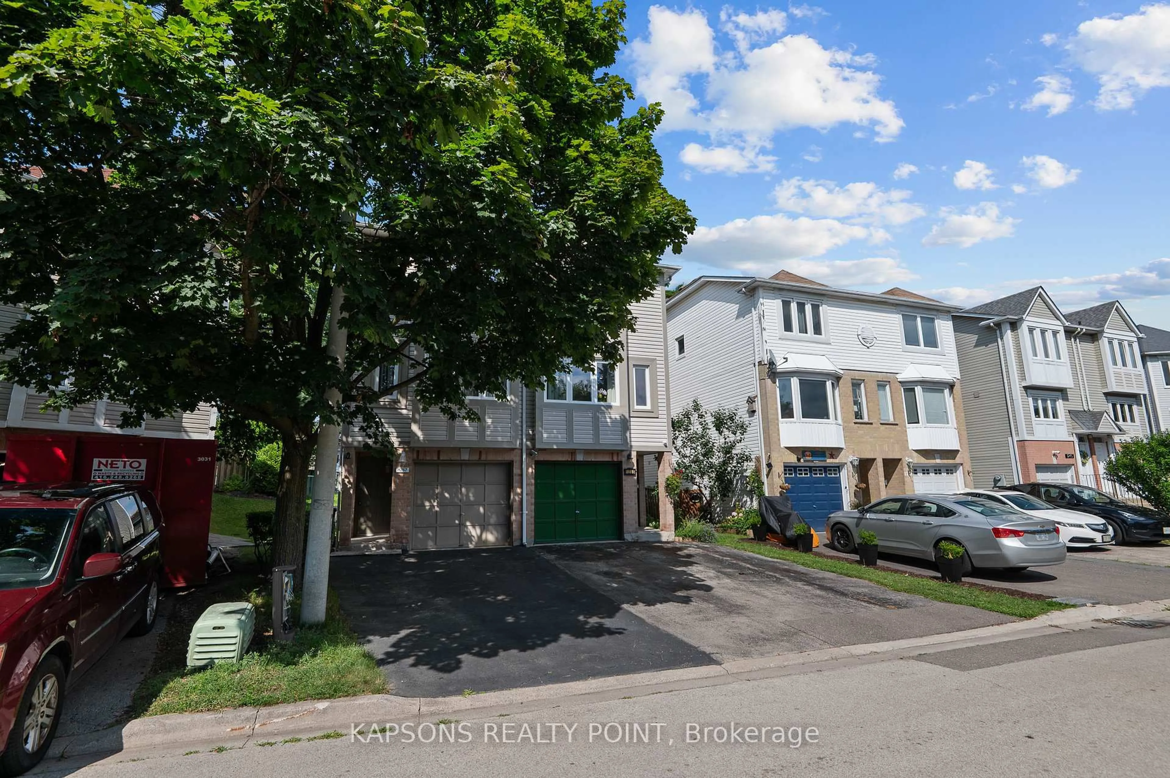 A pic from outside/outdoor area/front of a property/back of a property/a pic from drone, street for 1255 Woodhill Crt, Mississauga Ontario L5E 3H2