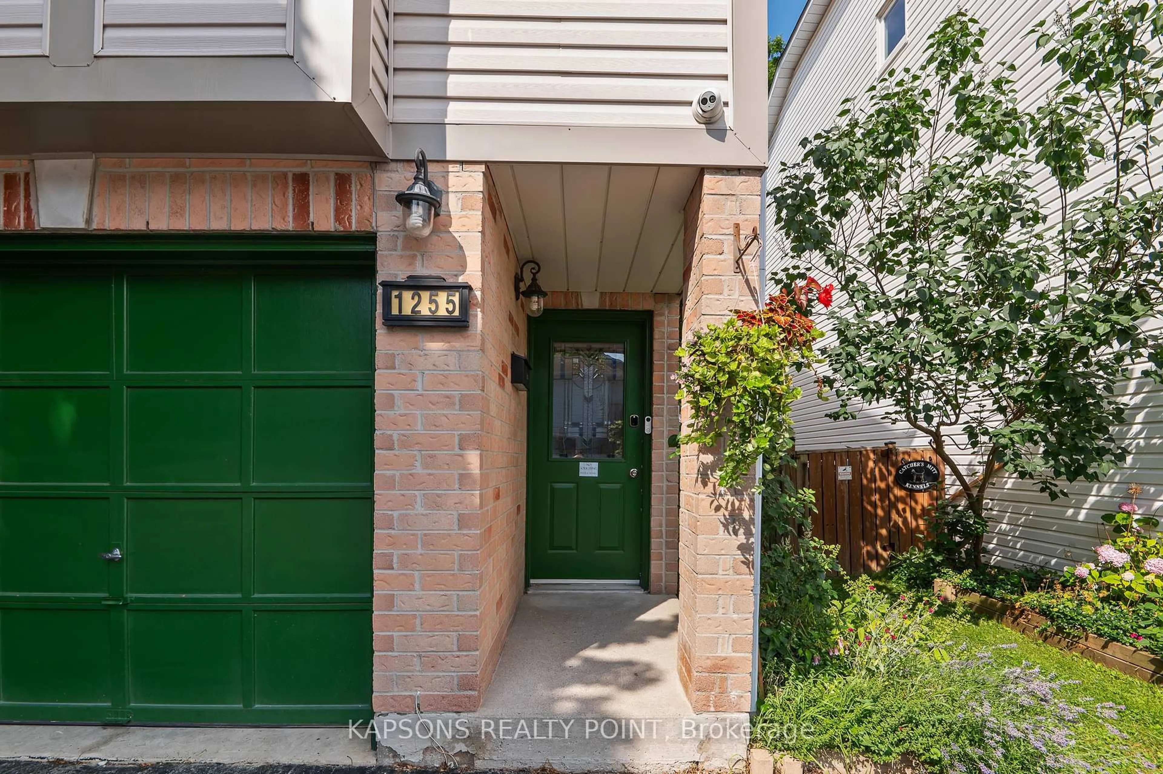 Indoor entryway for 1255 Woodhill Crt, Mississauga Ontario L5E 3H2