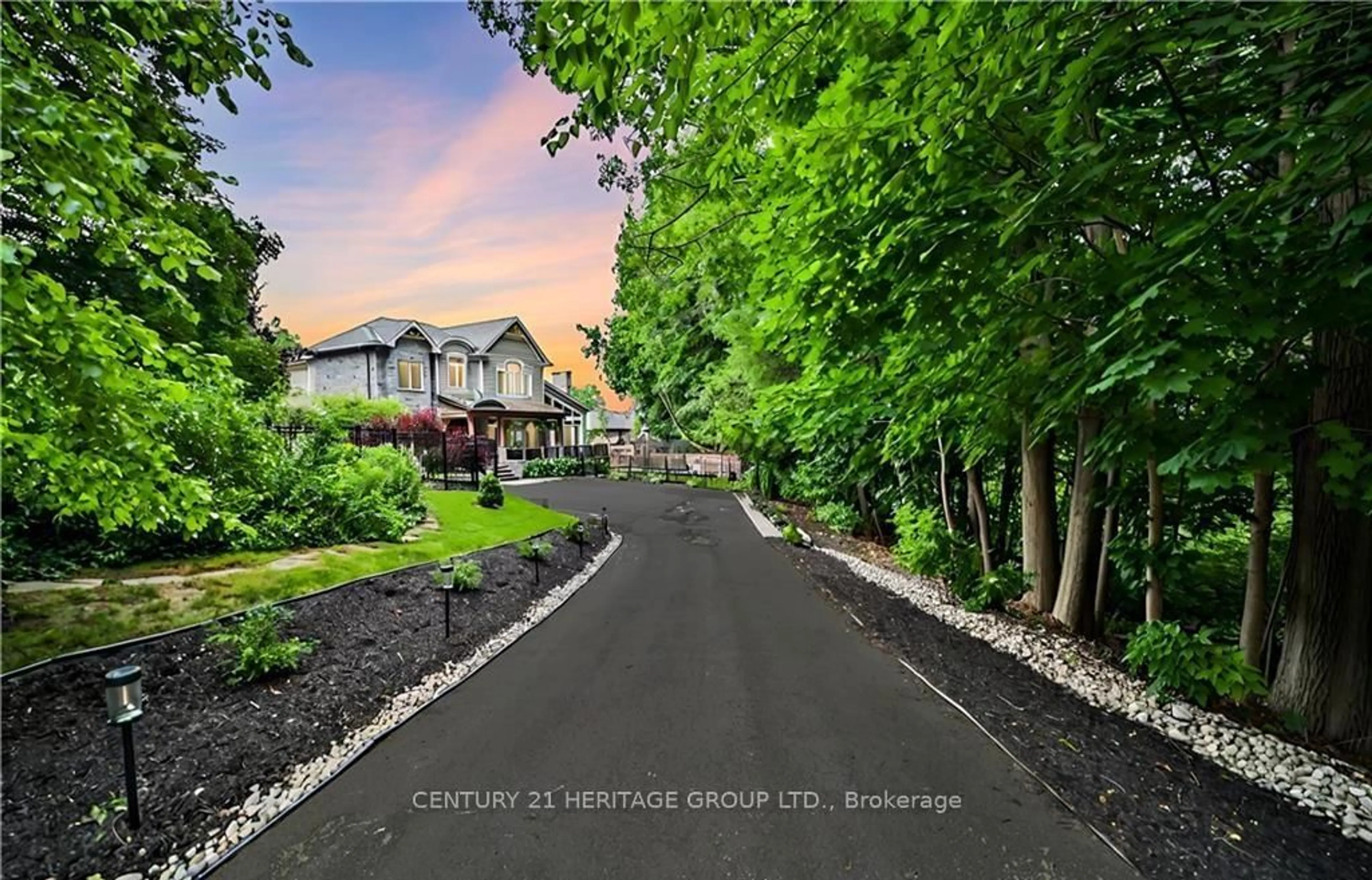 A pic from outside/outdoor area/front of a property/back of a property/a pic from drone, street for 298 Shoreview Rd, Burlington Ontario L7T 2N4