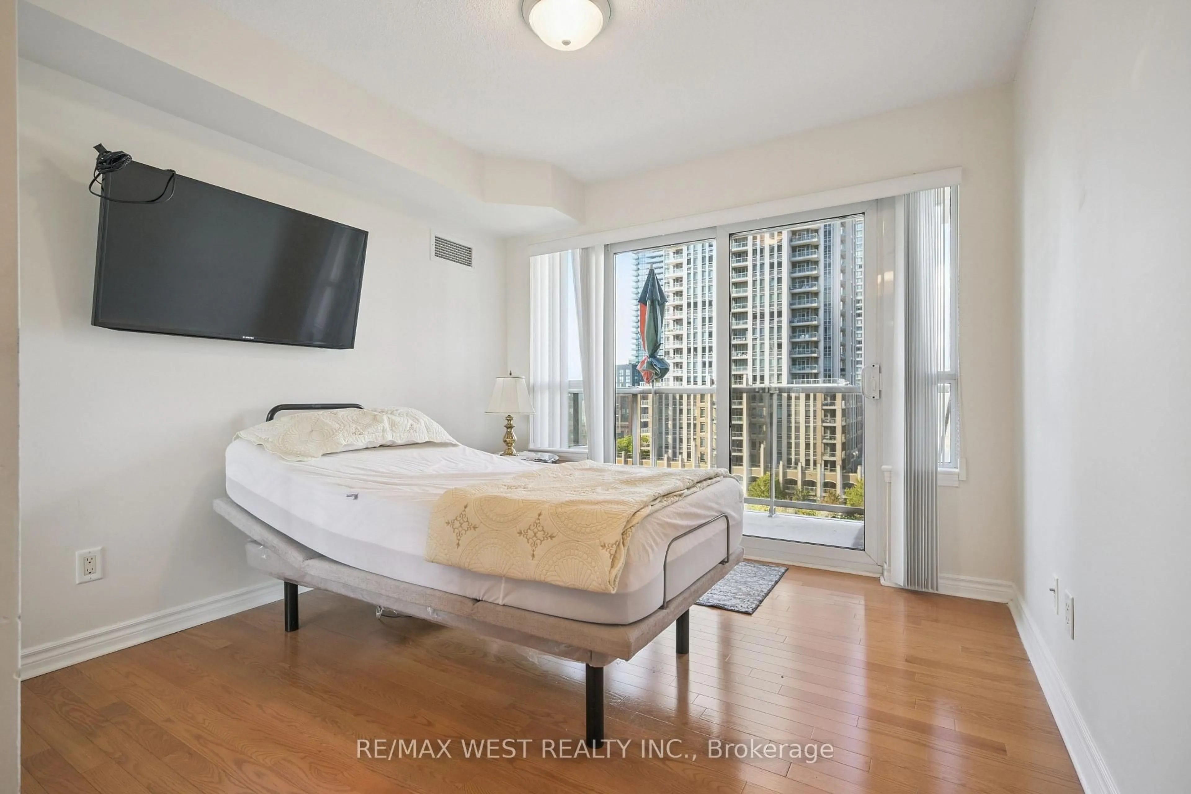 Bedroom with bed, unknown for 350 Princess Royal Dr #805, Mississauga Ontario L5B 4N1