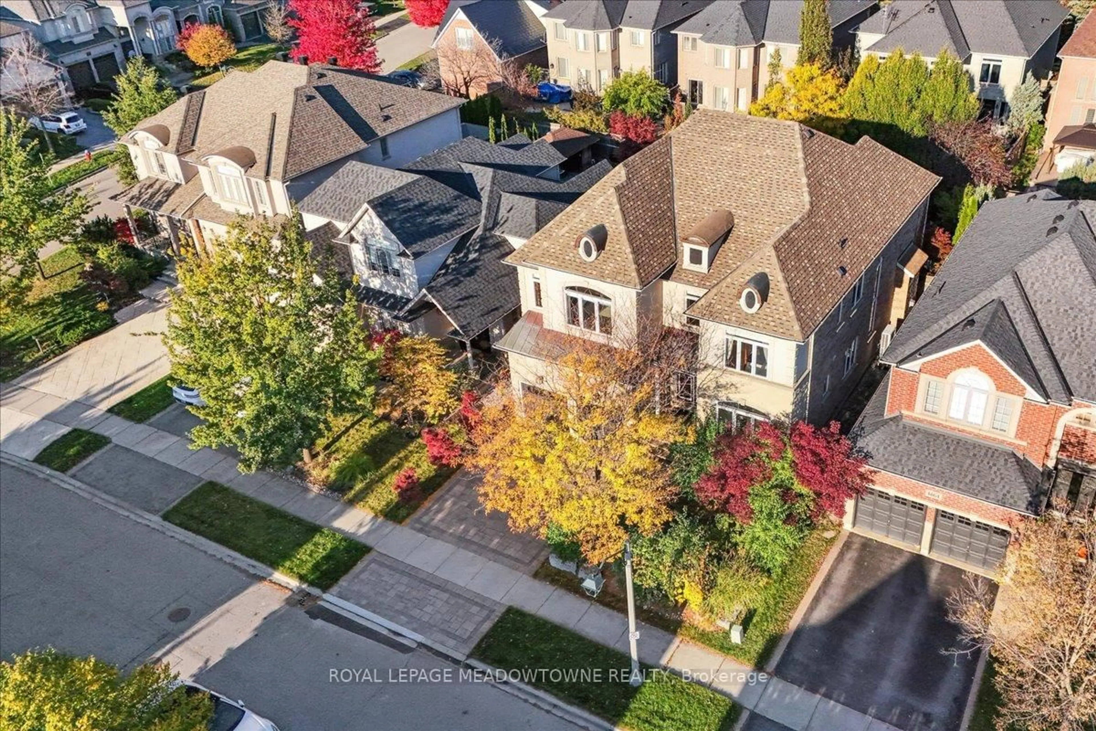 A pic from outside/outdoor area/front of a property/back of a property/a pic from drone, street for 1468 Ferncrest Rd, Oakville Ontario L6H 7W2
