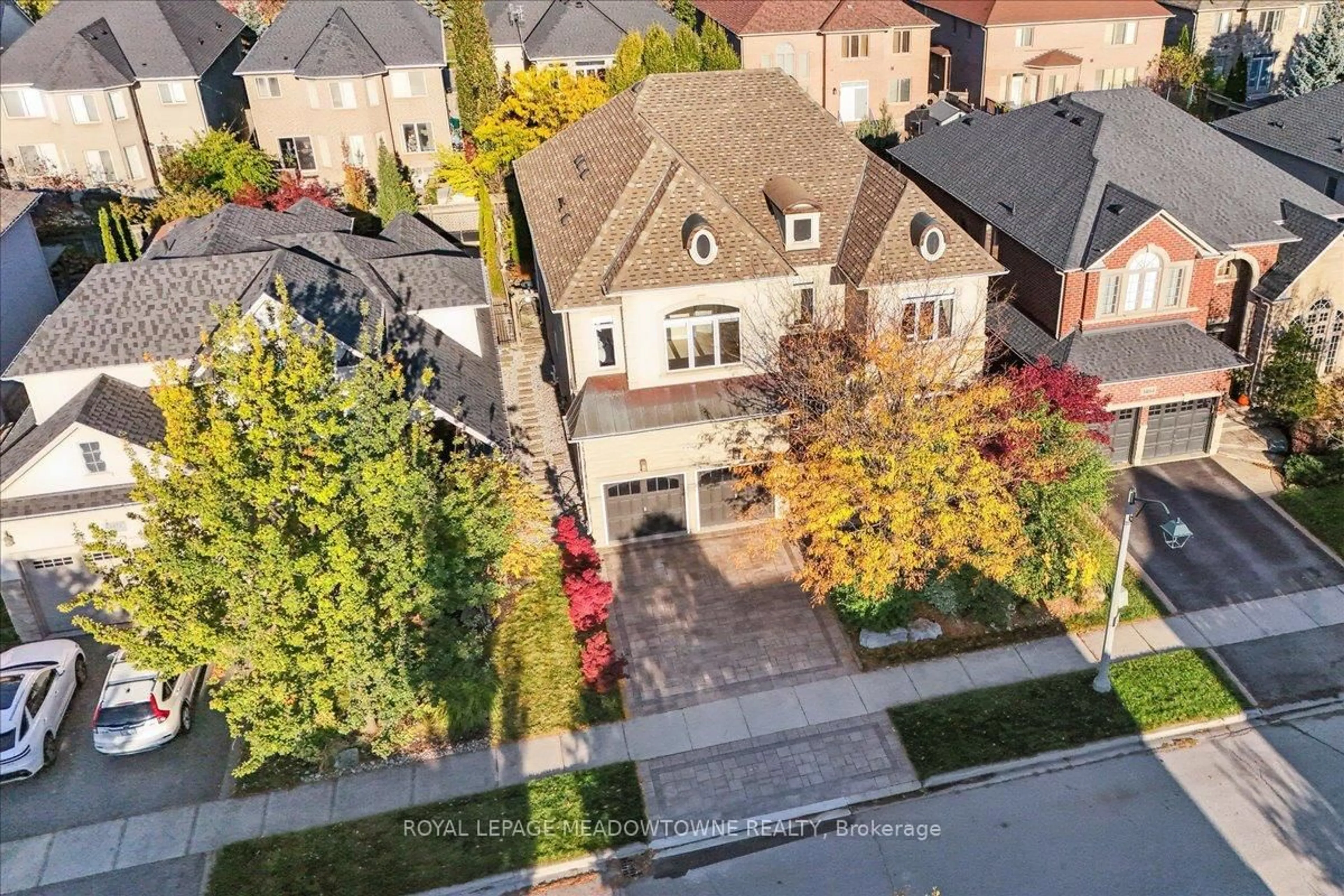 A pic from outside/outdoor area/front of a property/back of a property/a pic from drone, street for 1468 Ferncrest Rd, Oakville Ontario L6H 7W2