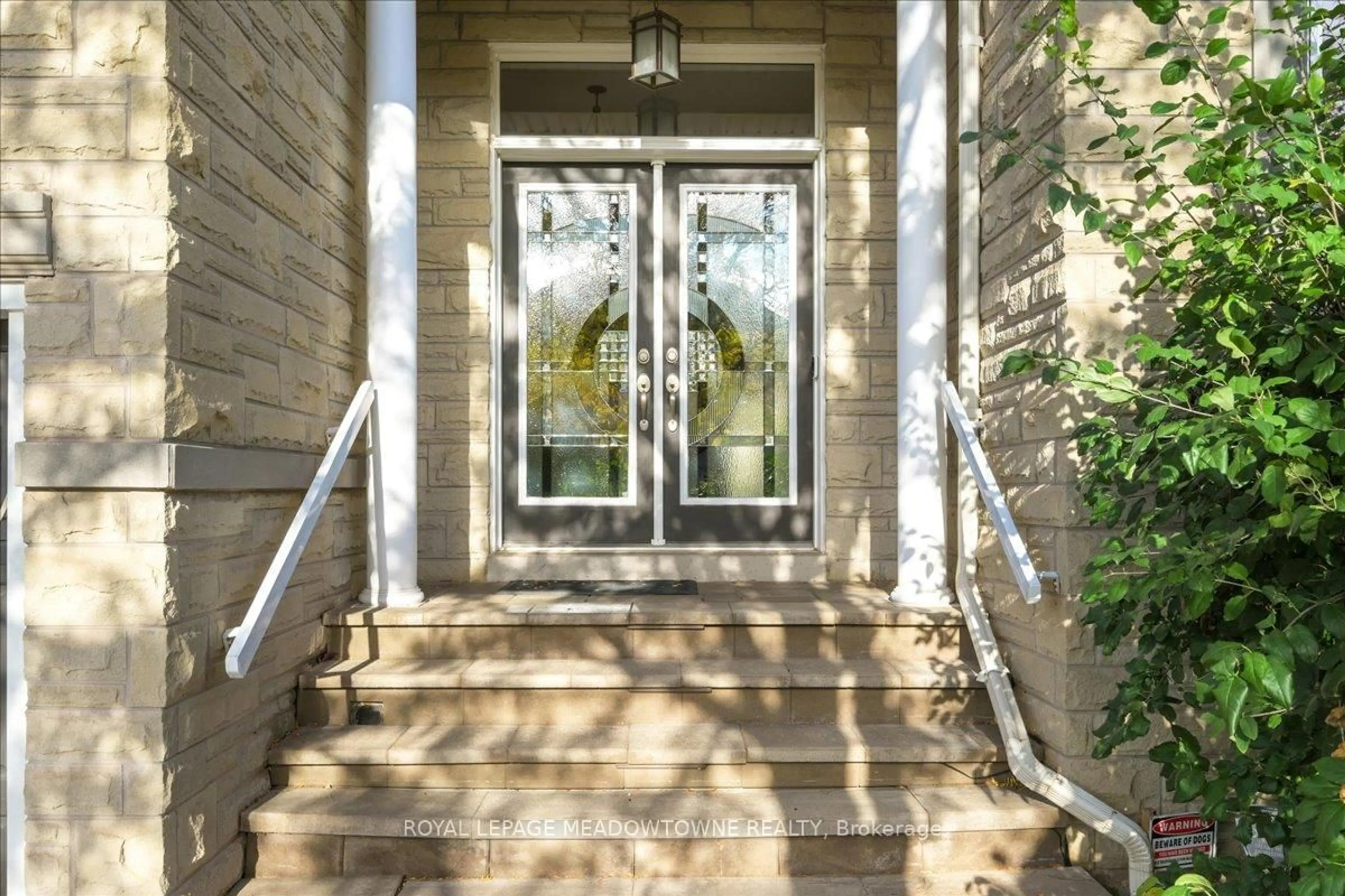 Indoor entryway for 1468 Ferncrest Rd, Oakville Ontario L6H 7W2