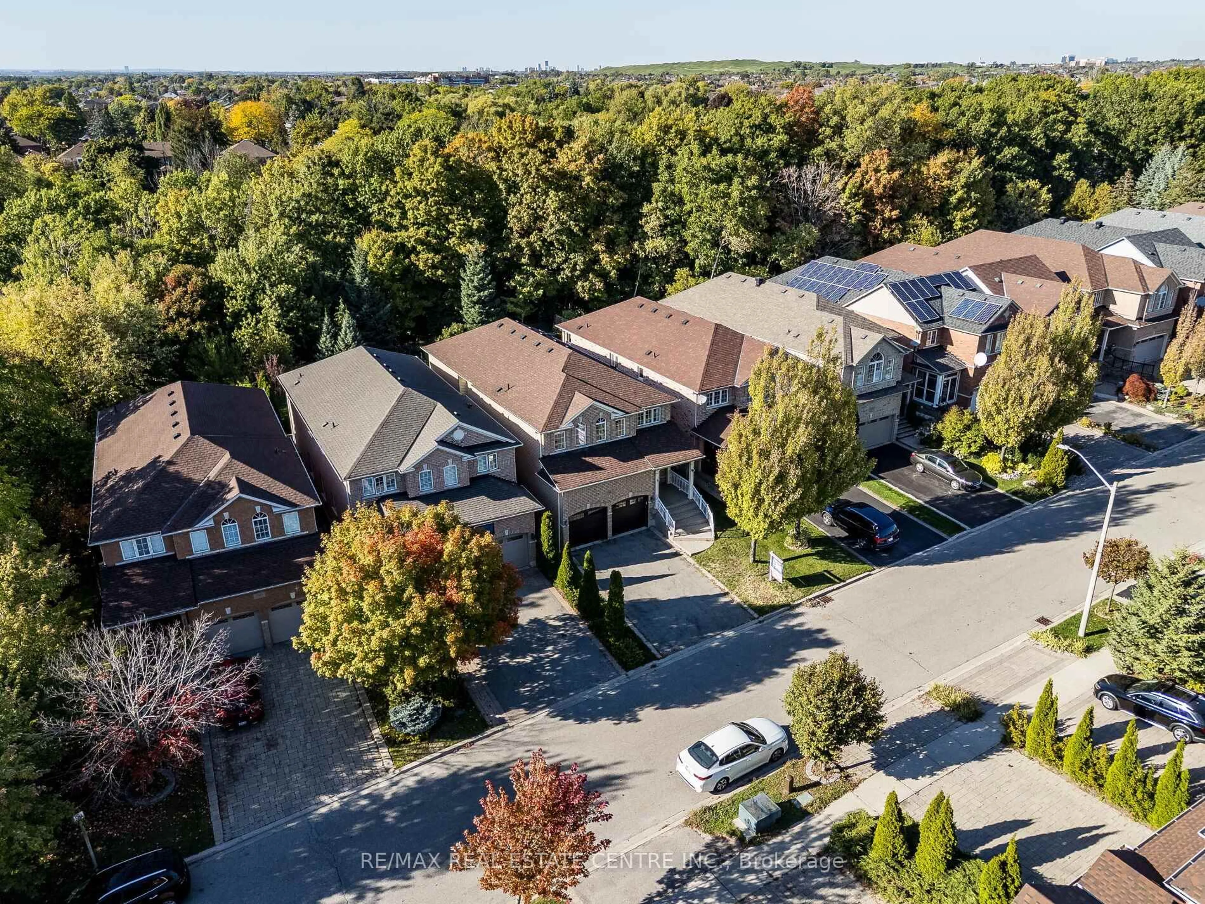 A pic from outside/outdoor area/front of a property/back of a property/a pic from drone, unknown for 1581 Portsmouth Pl, Mississauga Ontario L5M 7W2