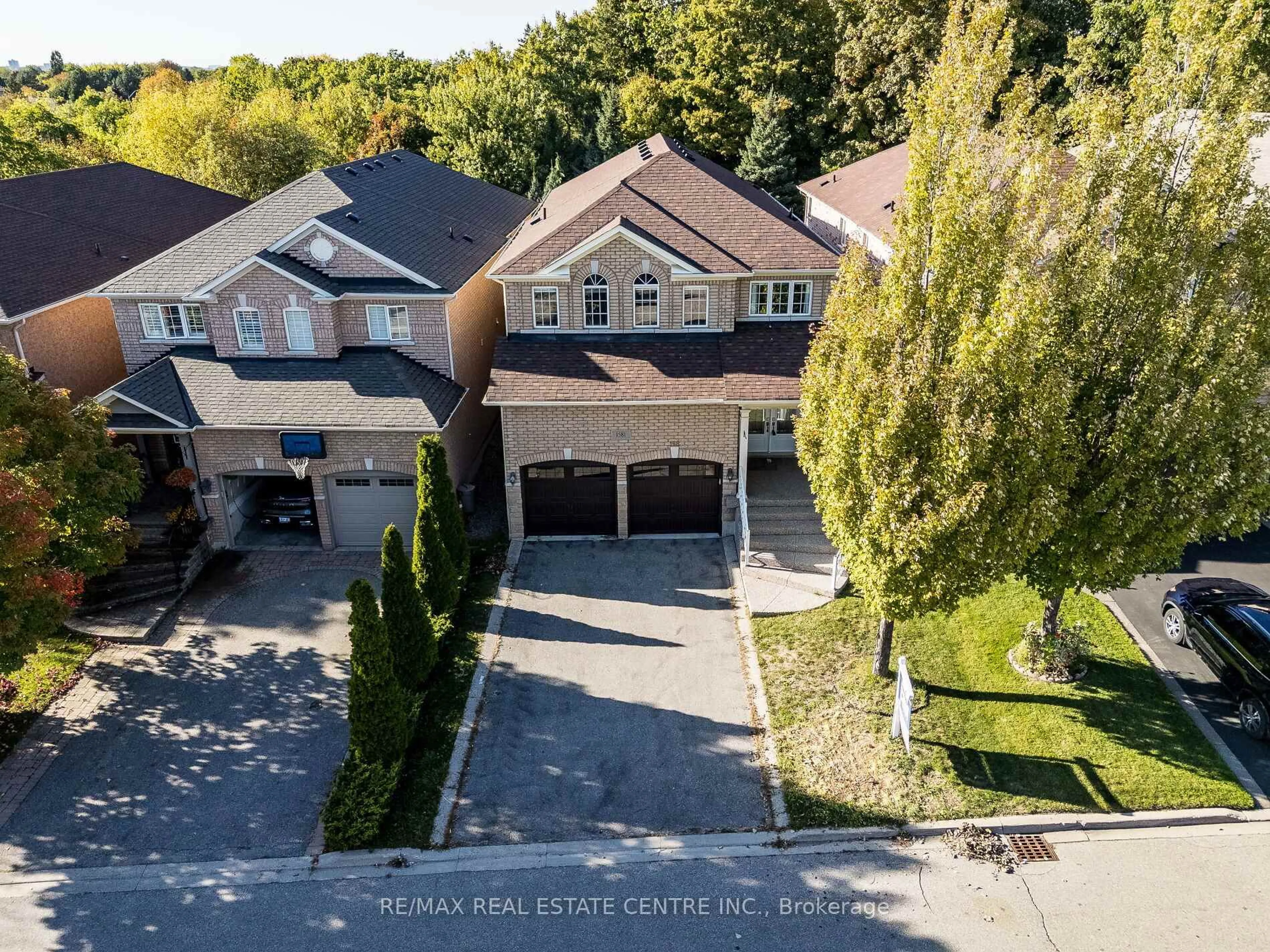 A pic from outside/outdoor area/front of a property/back of a property/a pic from drone, street for 1581 Portsmouth Pl, Mississauga Ontario L5M 7W2