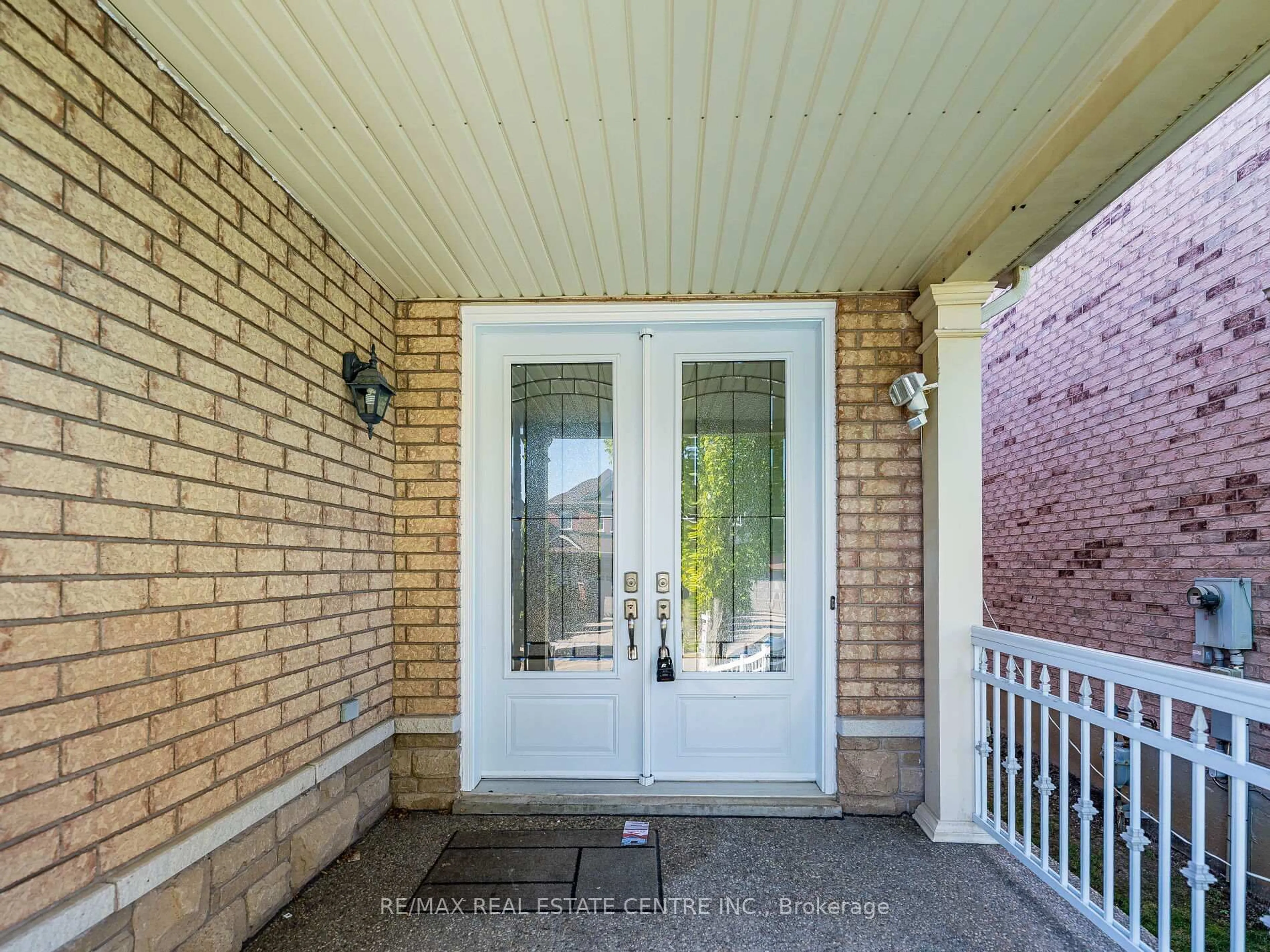 Indoor entryway for 1581 Portsmouth Pl, Mississauga Ontario L5M 7W2