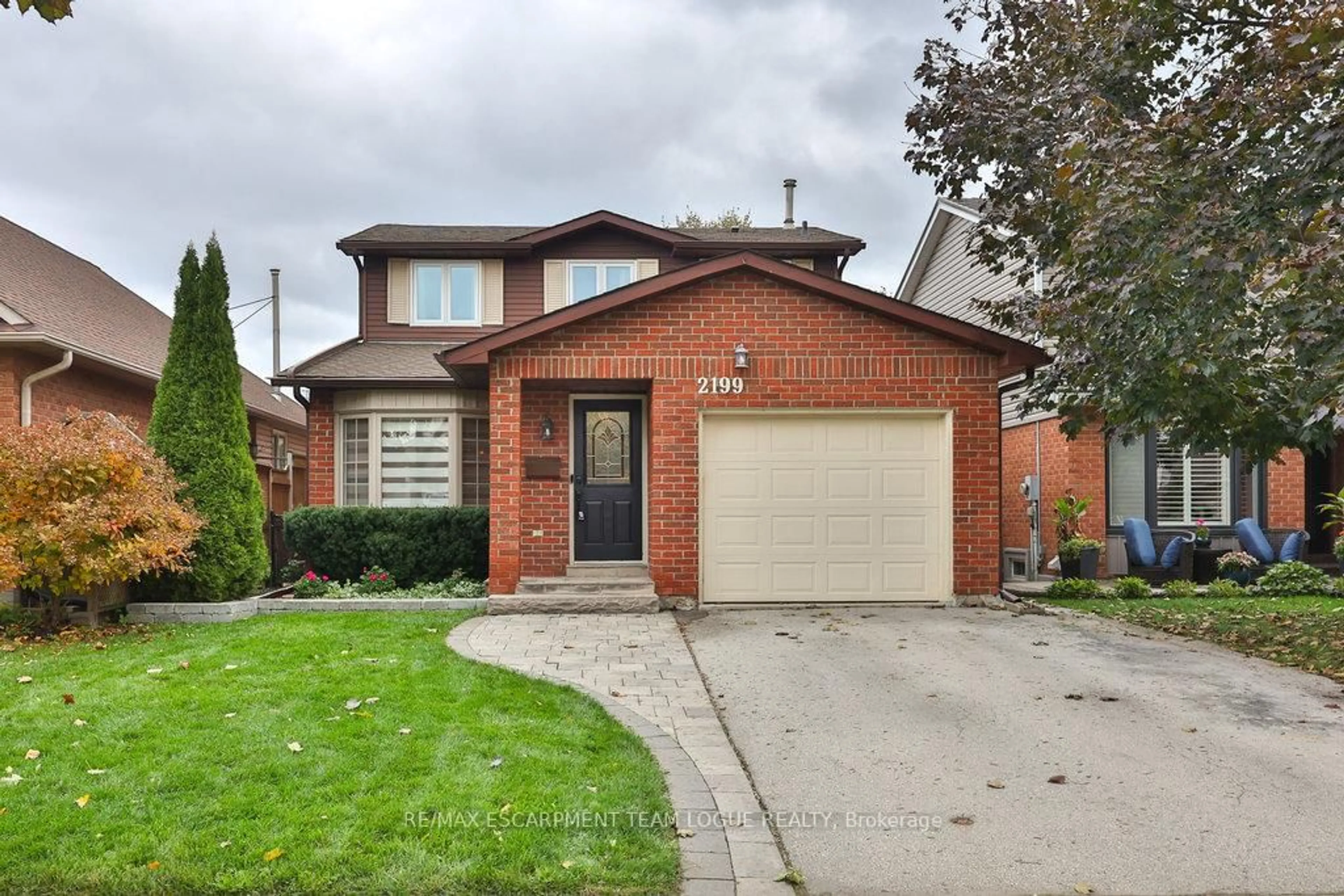 Home with brick exterior material, street for 2199 Hunt Cres, Burlington Ontario L7M 3E2