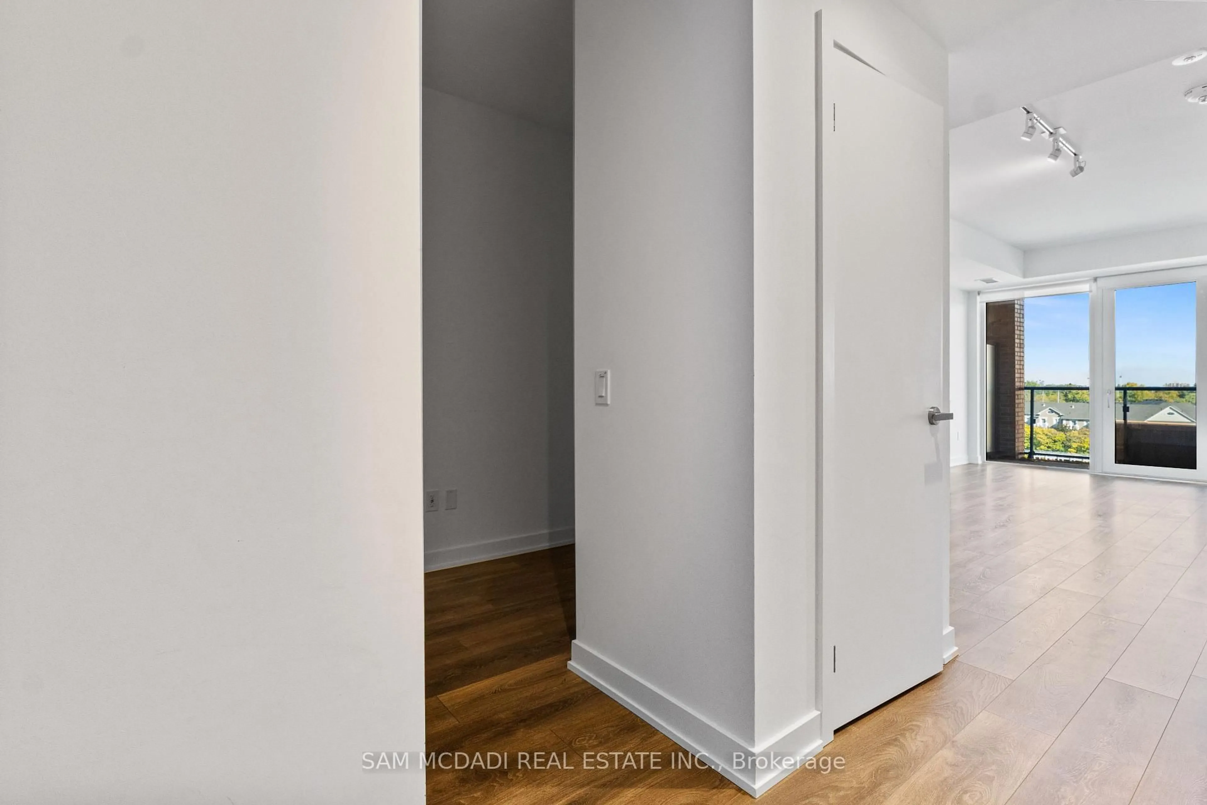 Indoor entryway for 28 Ann St #507, Mississauga Ontario L5G 0E1