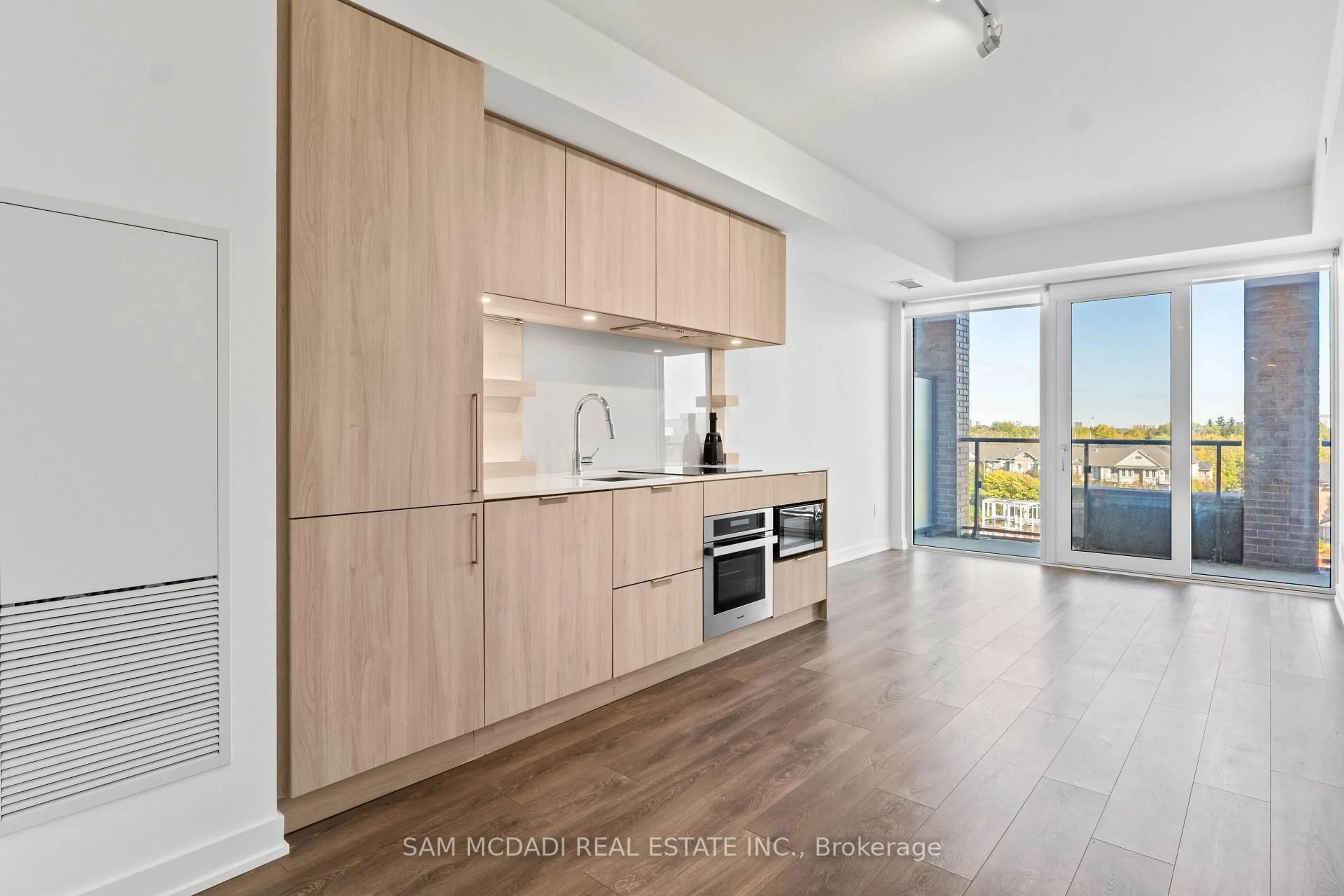 Standard kitchen, wood/laminate floor for 28 Ann St #507, Mississauga Ontario L5G 0E1