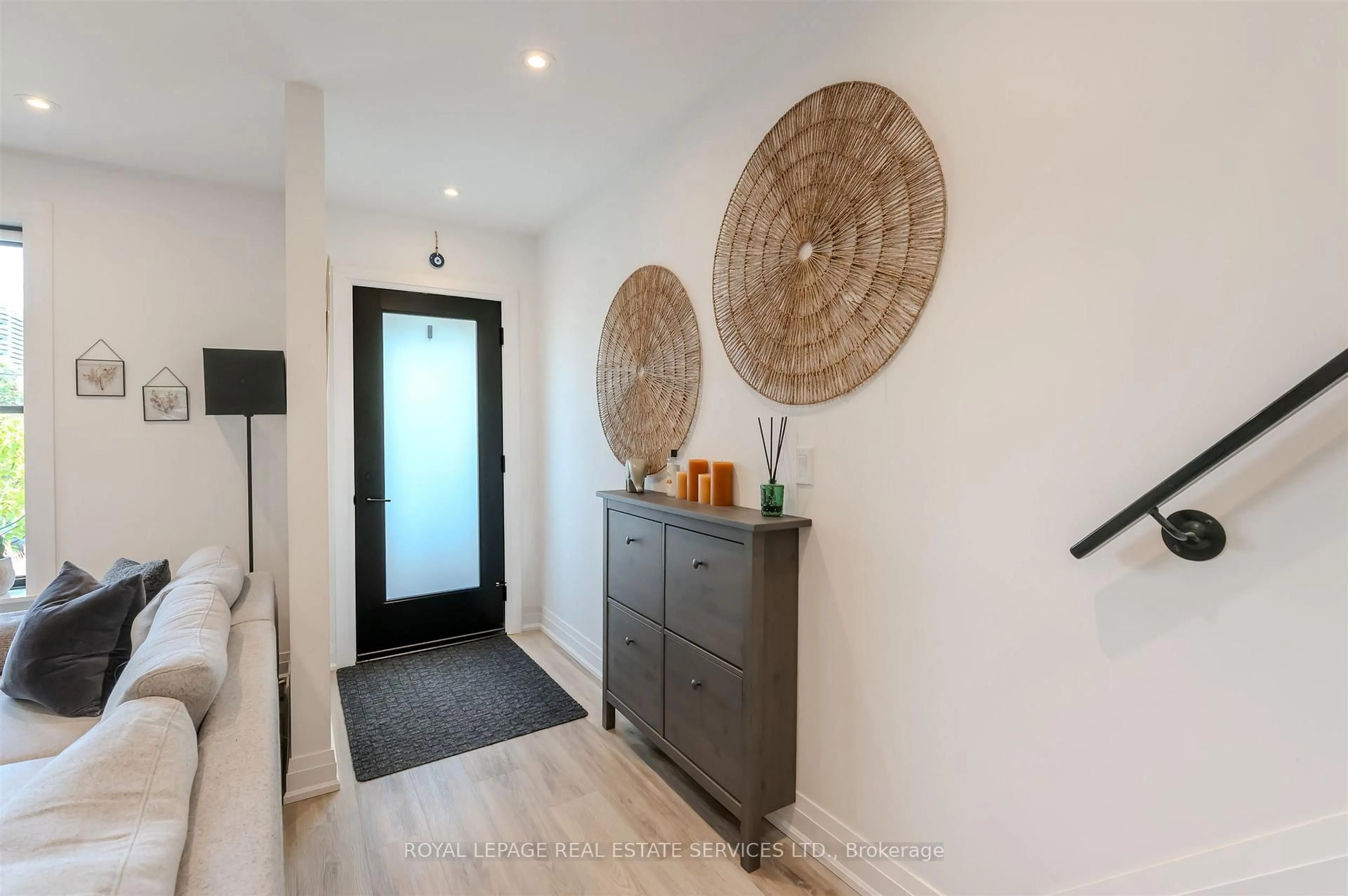 Indoor entryway for 18 Milton St, Toronto Ontario M8Y 2X5