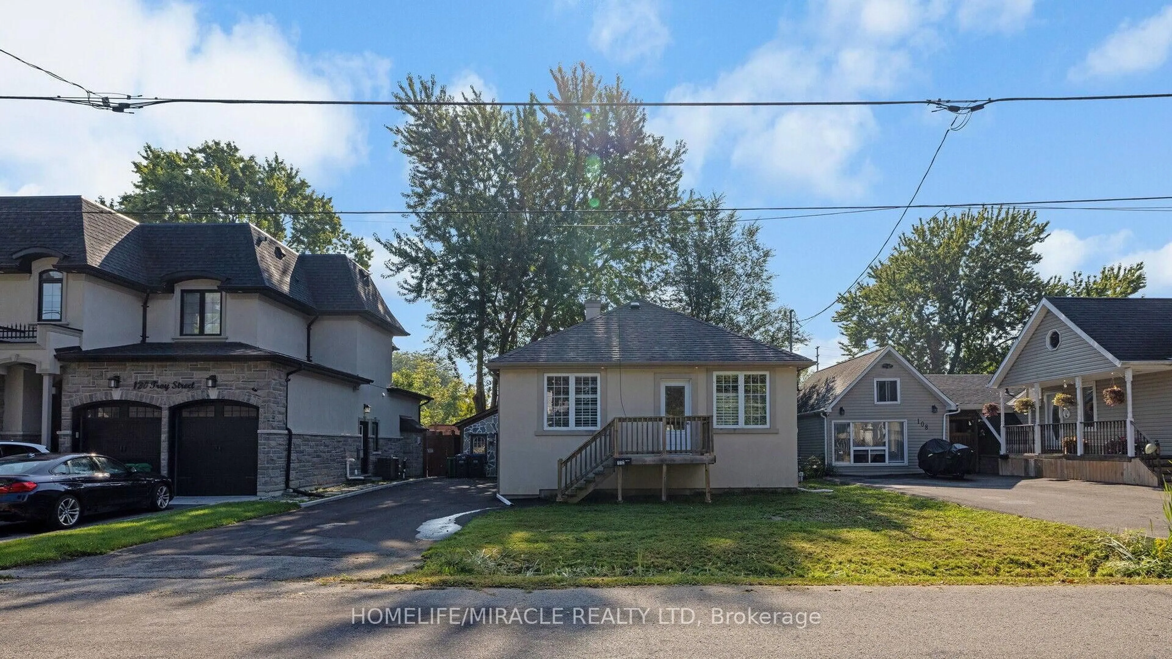 Home with vinyl exterior material, street for 112 Troy St, Mississauga Ontario L5G 1S7