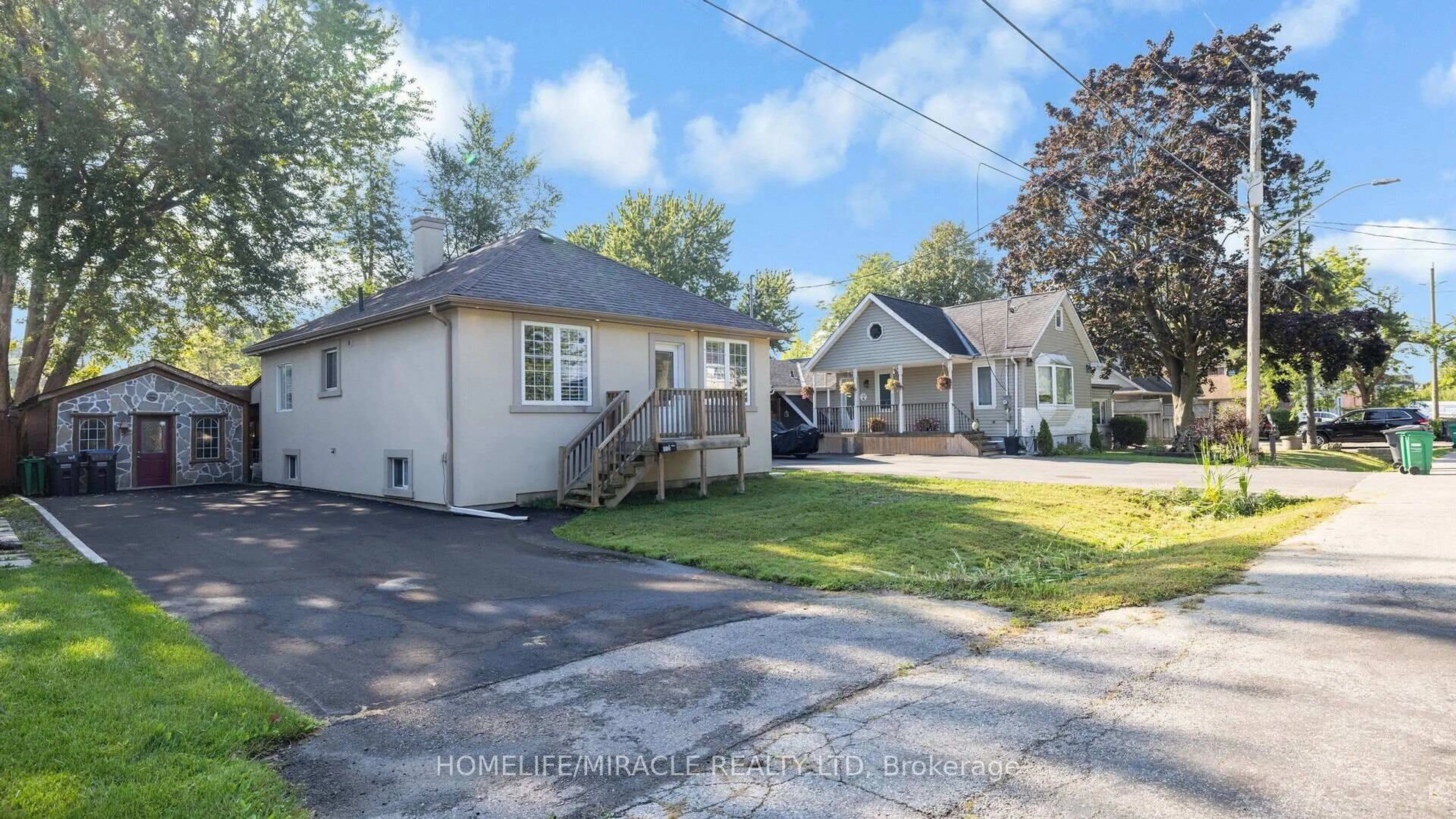 A pic from outside/outdoor area/front of a property/back of a property/a pic from drone, street for 112 Troy St, Mississauga Ontario L5G 1S7