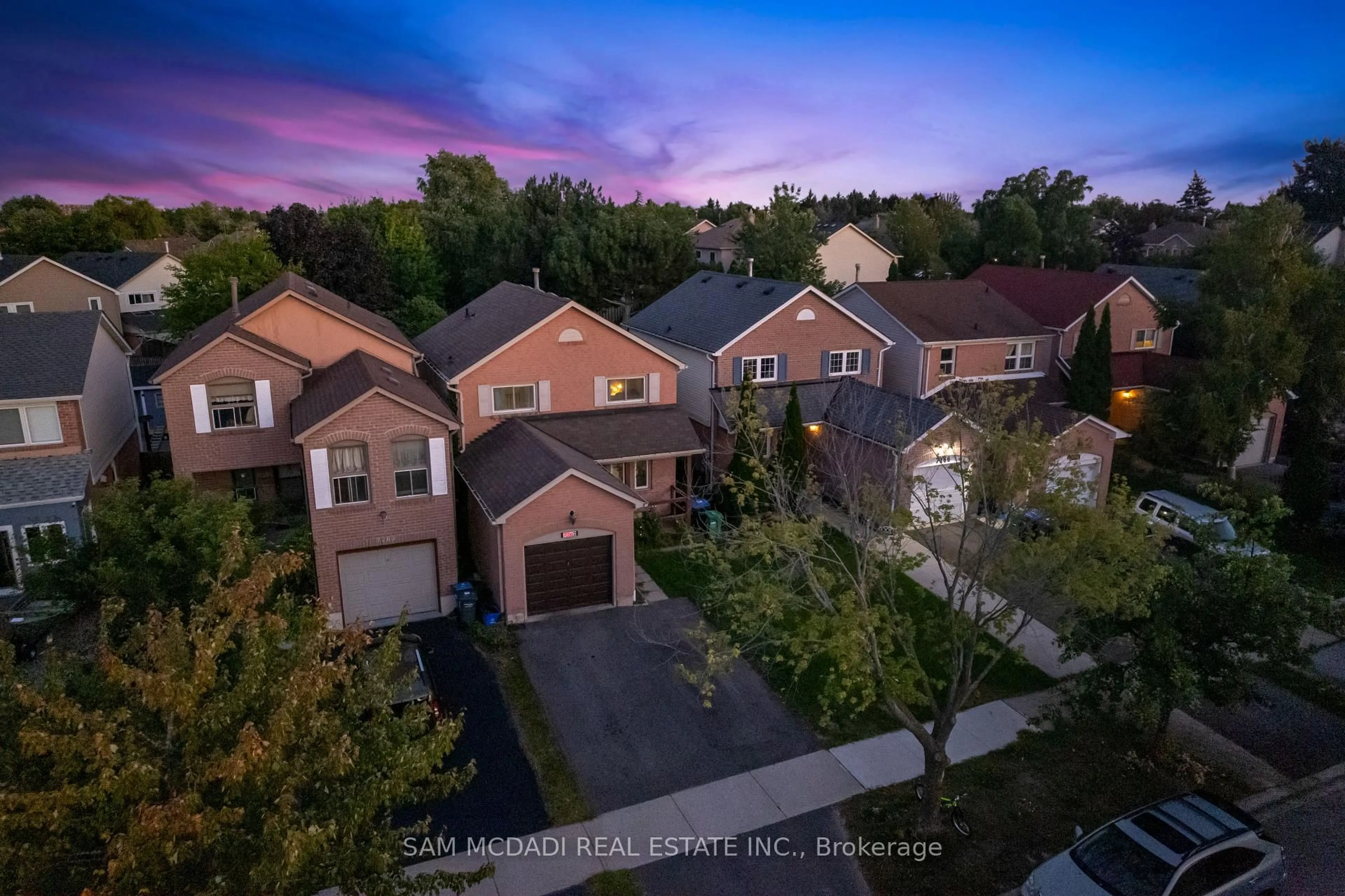 A pic from outside/outdoor area/front of a property/back of a property/a pic from drone, street for 7262 Corrine Cres, Mississauga Ontario L5N 5C1
