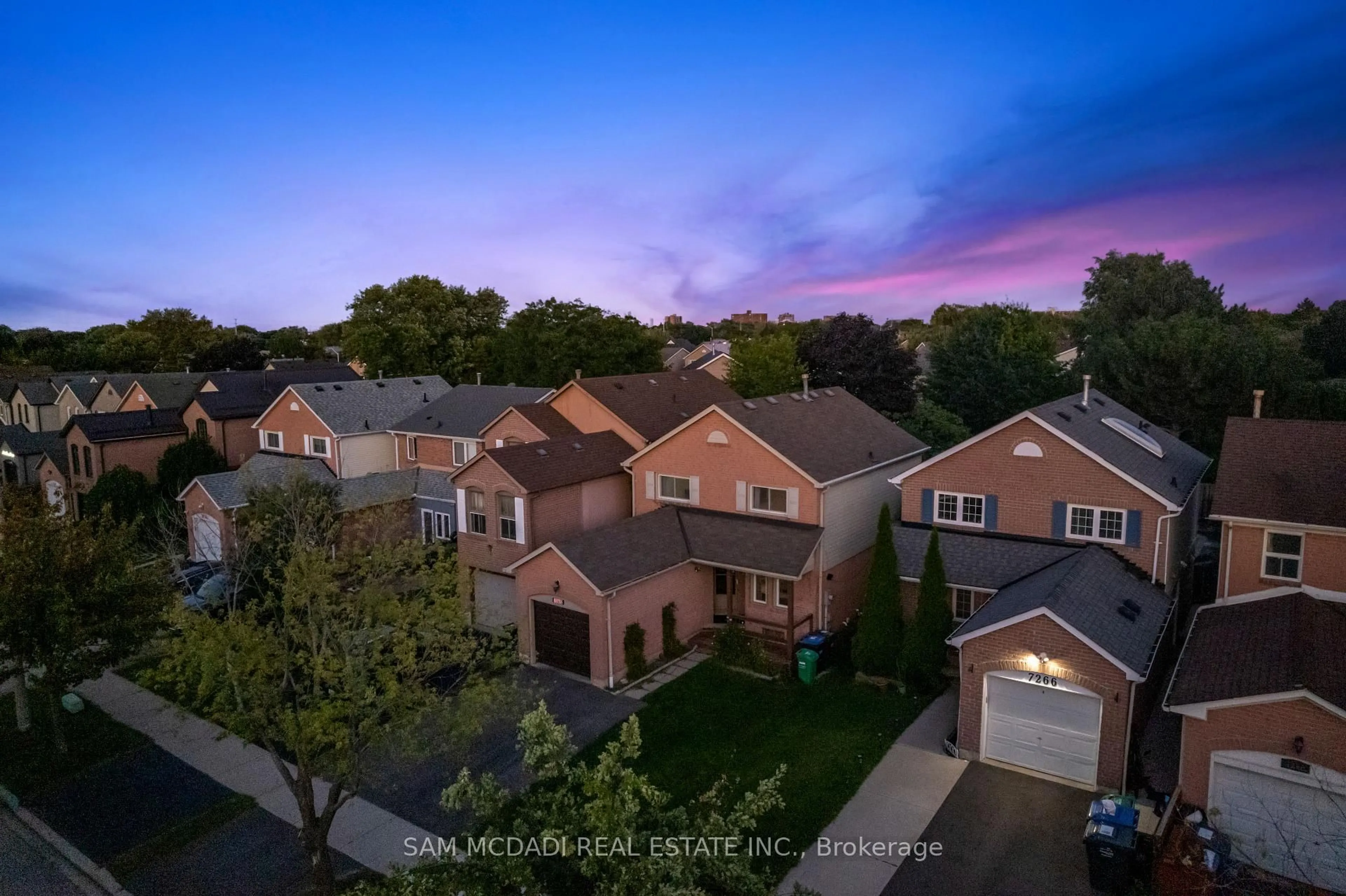 A pic from outside/outdoor area/front of a property/back of a property/a pic from drone, unknown for 7262 Corrine Cres, Mississauga Ontario L5N 5C1