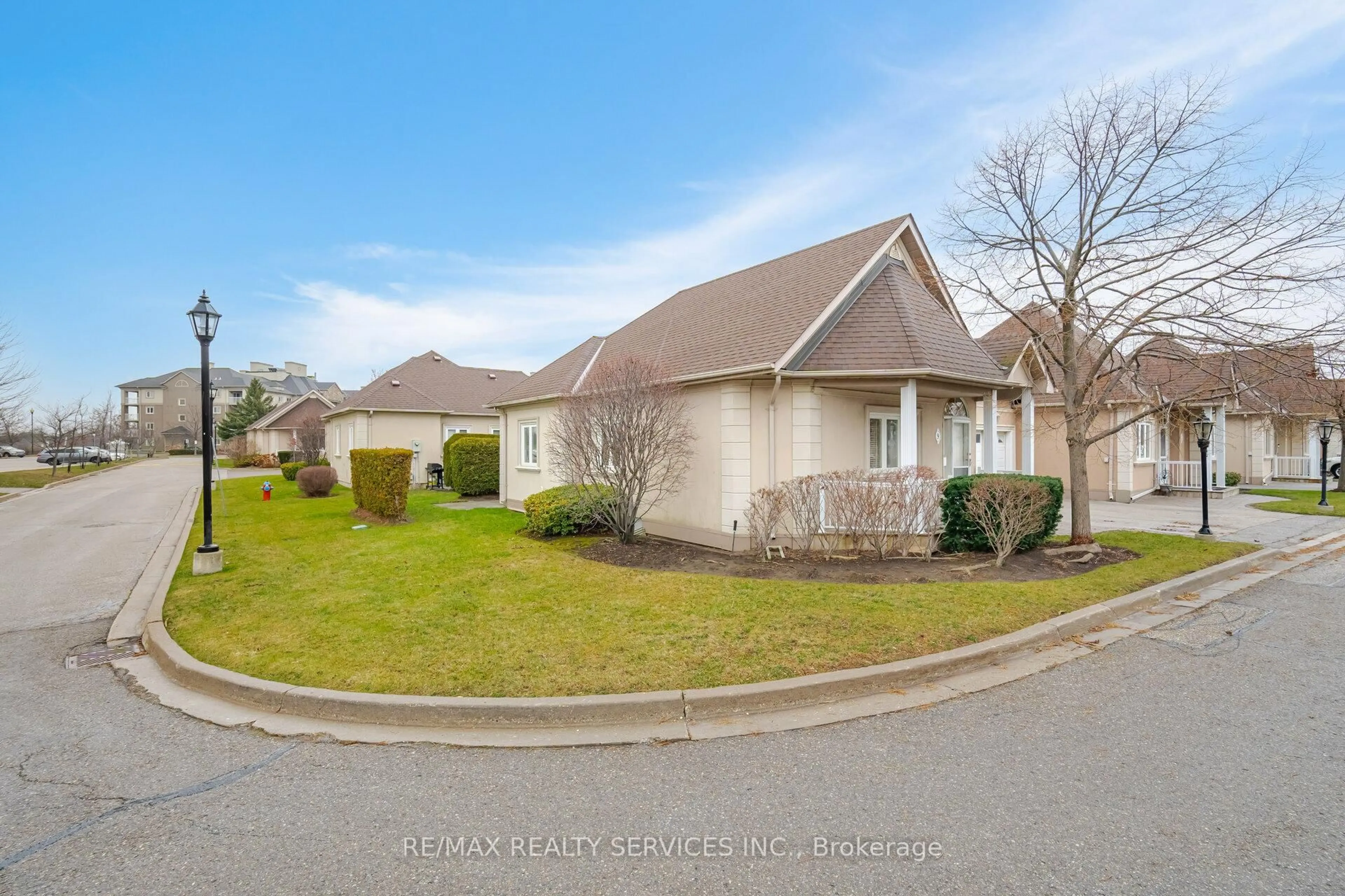 A pic from outside/outdoor area/front of a property/back of a property/a pic from drone, street for 9 Ferndown Cres, Brampton Ontario L6P 1C3