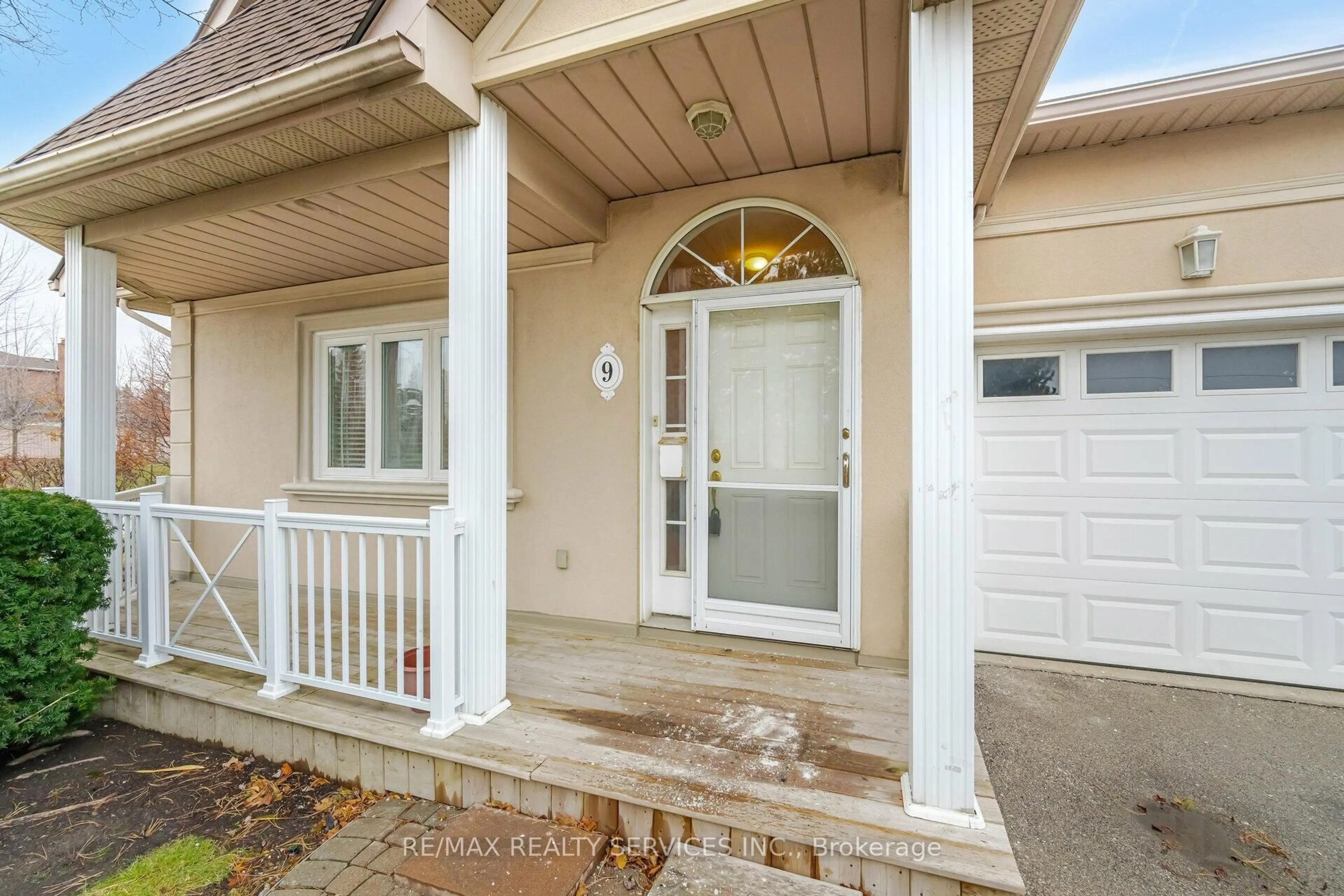 Indoor entryway for 9 Ferndown Cres, Brampton Ontario L6P 1C3