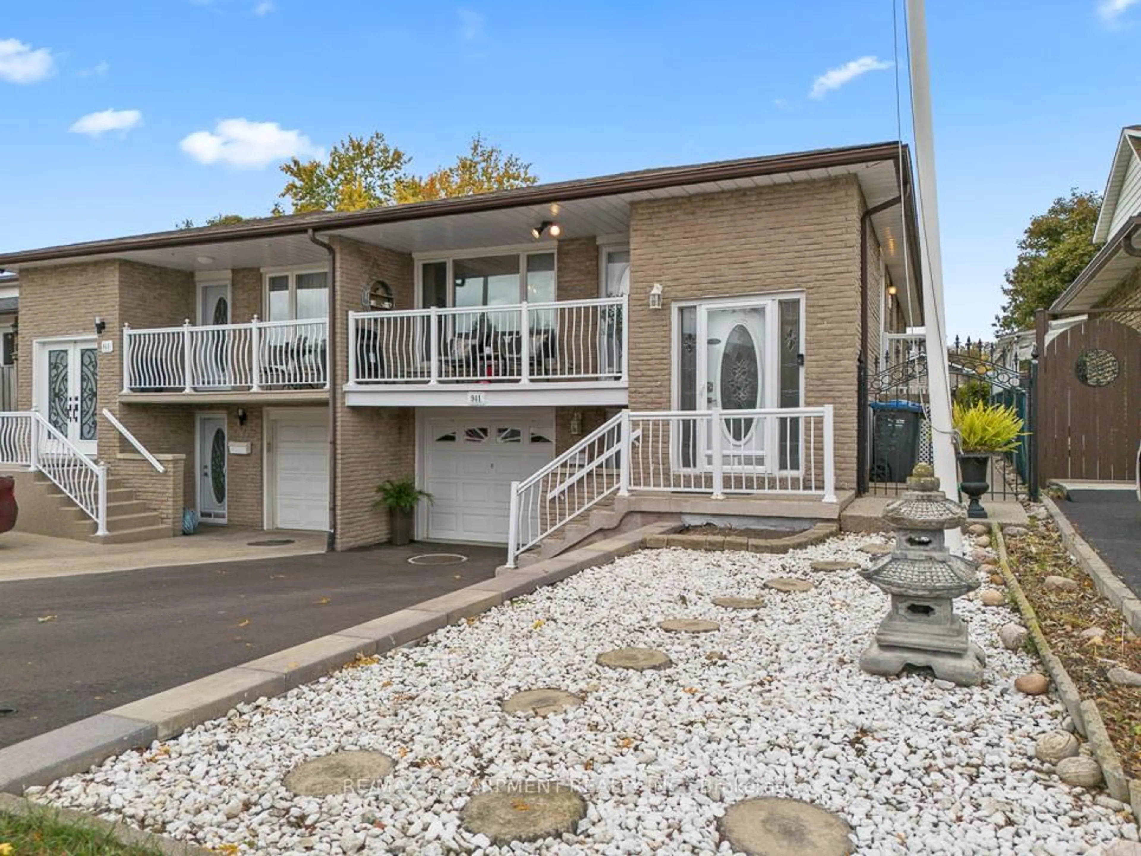 Home with vinyl exterior material, unknown for 941 Stainton Dr, Mississauga Ontario L5C 1G2