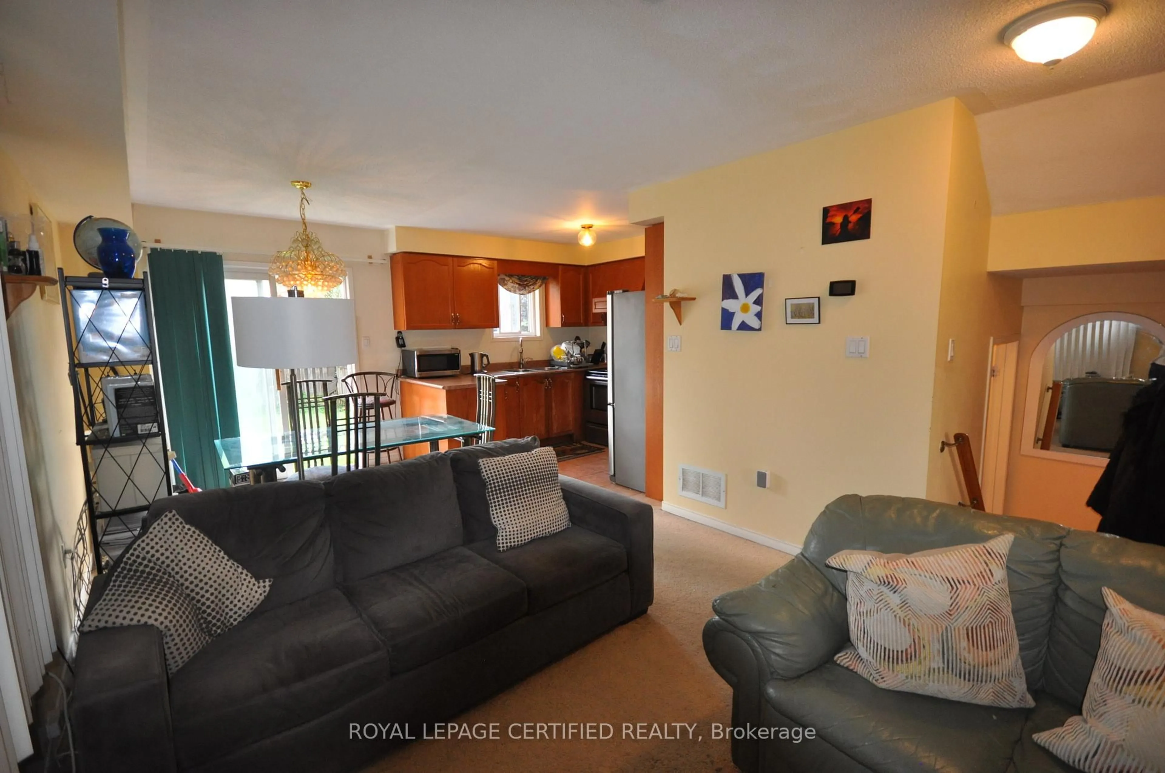 Living room with furniture, unknown for 7665 Doverwood Dr, Mississauga Ontario L5N 8J2