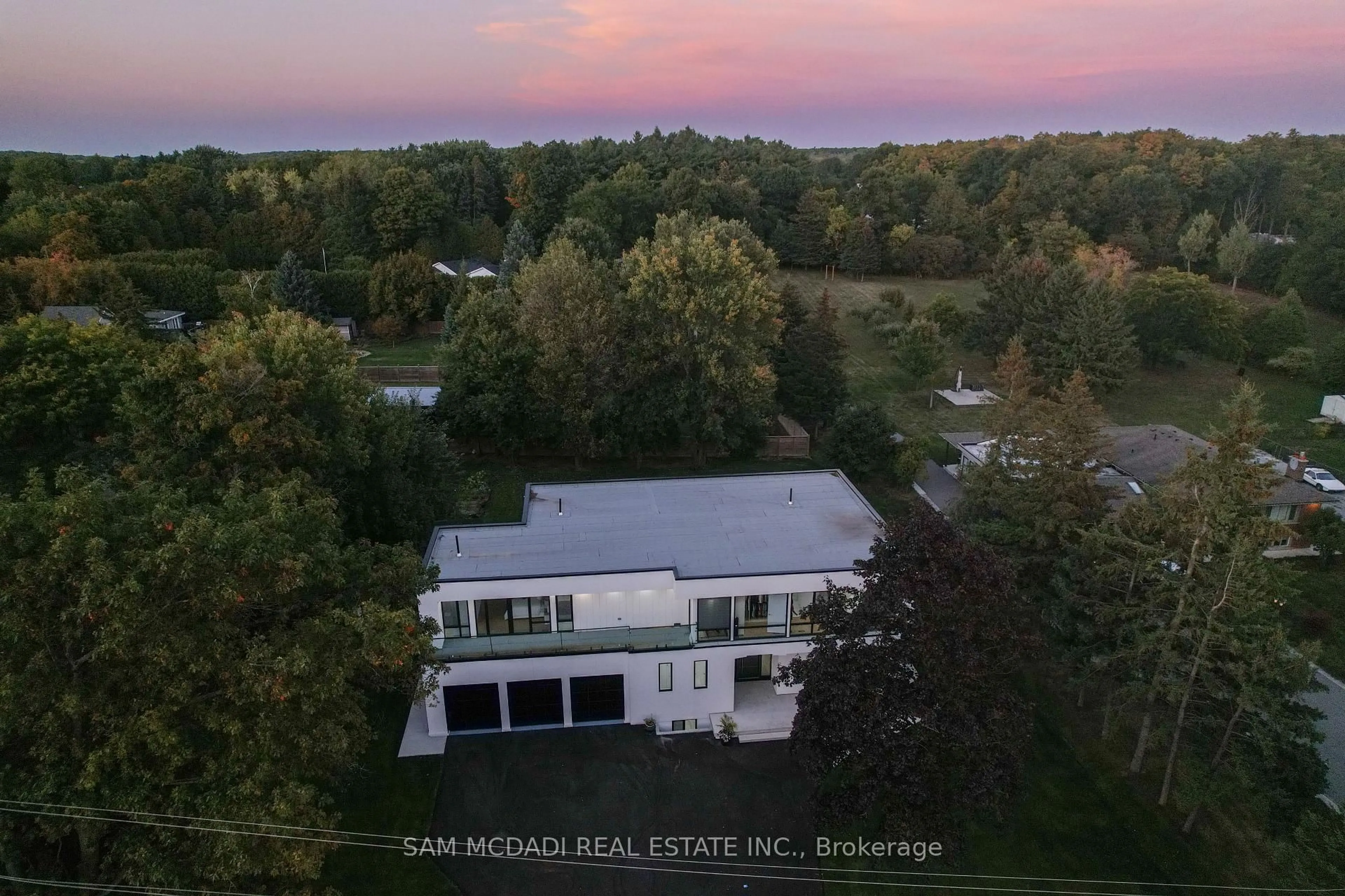 A pic from outside/outdoor area/front of a property/back of a property/a pic from drone, water/lake/river/ocean view for 4511 Guelph Line, Burlington Ontario L7P 0N3