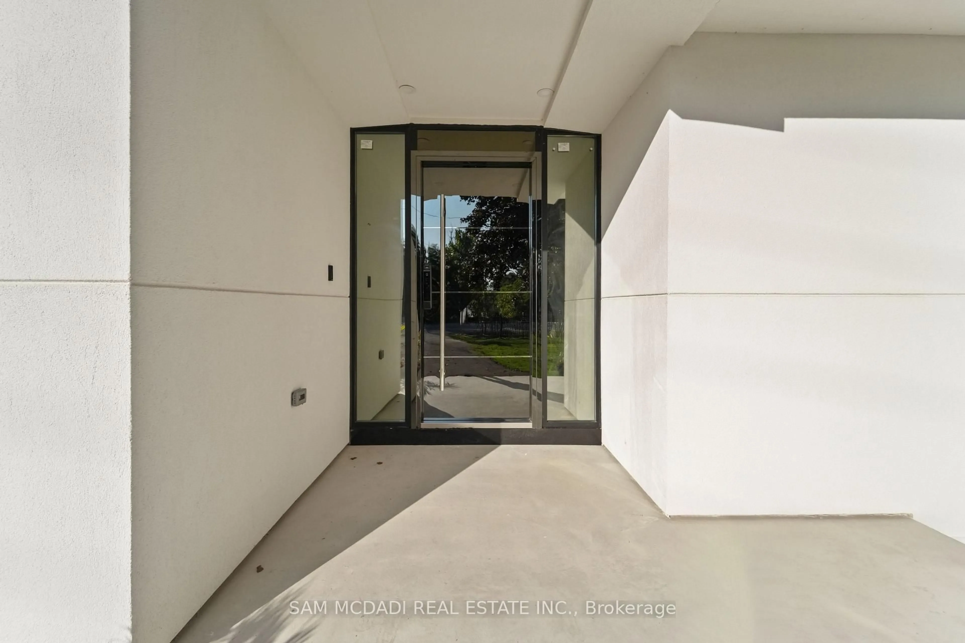 Indoor foyer for 4511 Guelph Line, Burlington Ontario L7P 0N3