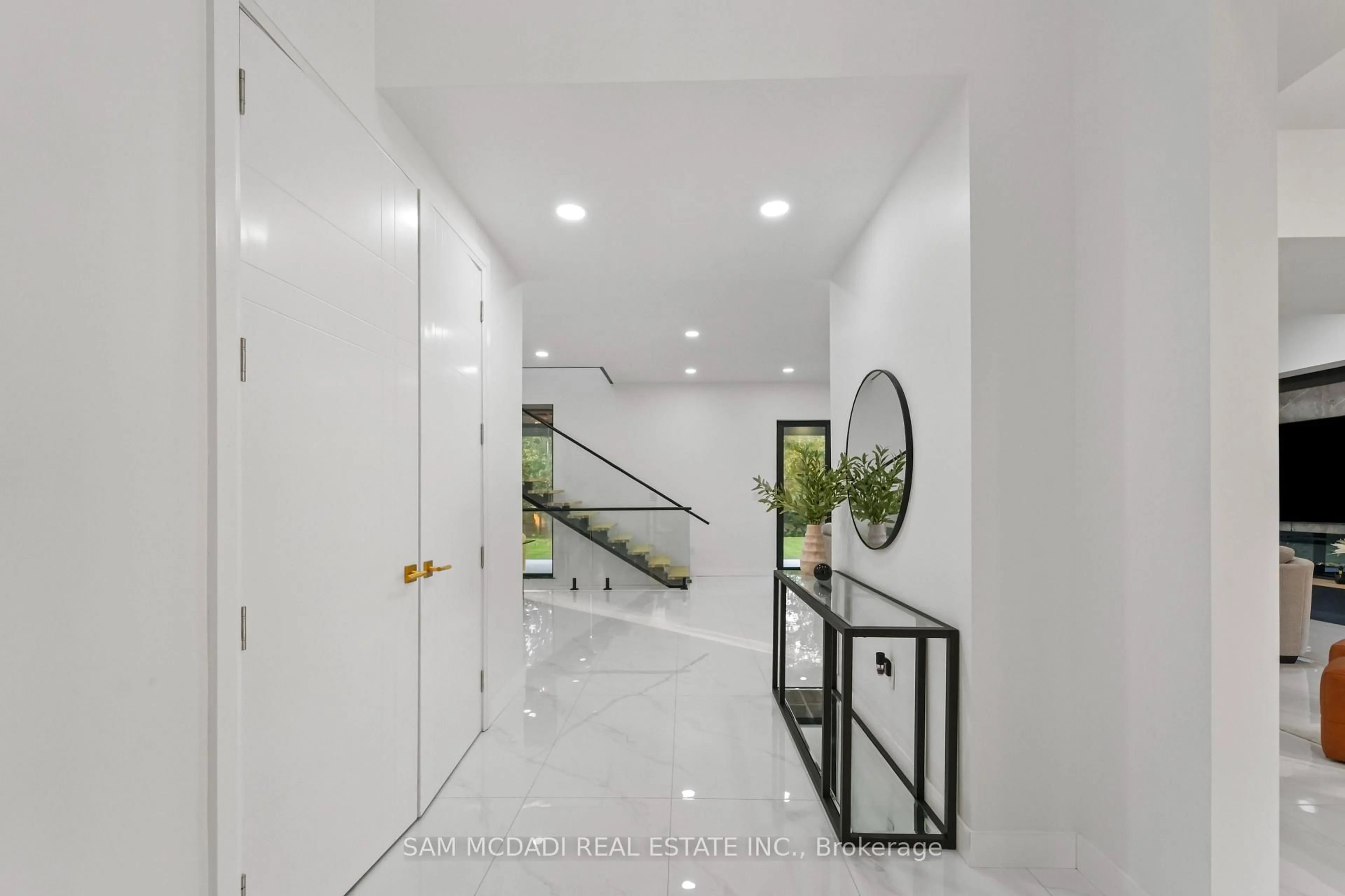 Indoor foyer for 4511 Guelph Line, Burlington Ontario L7P 0N3