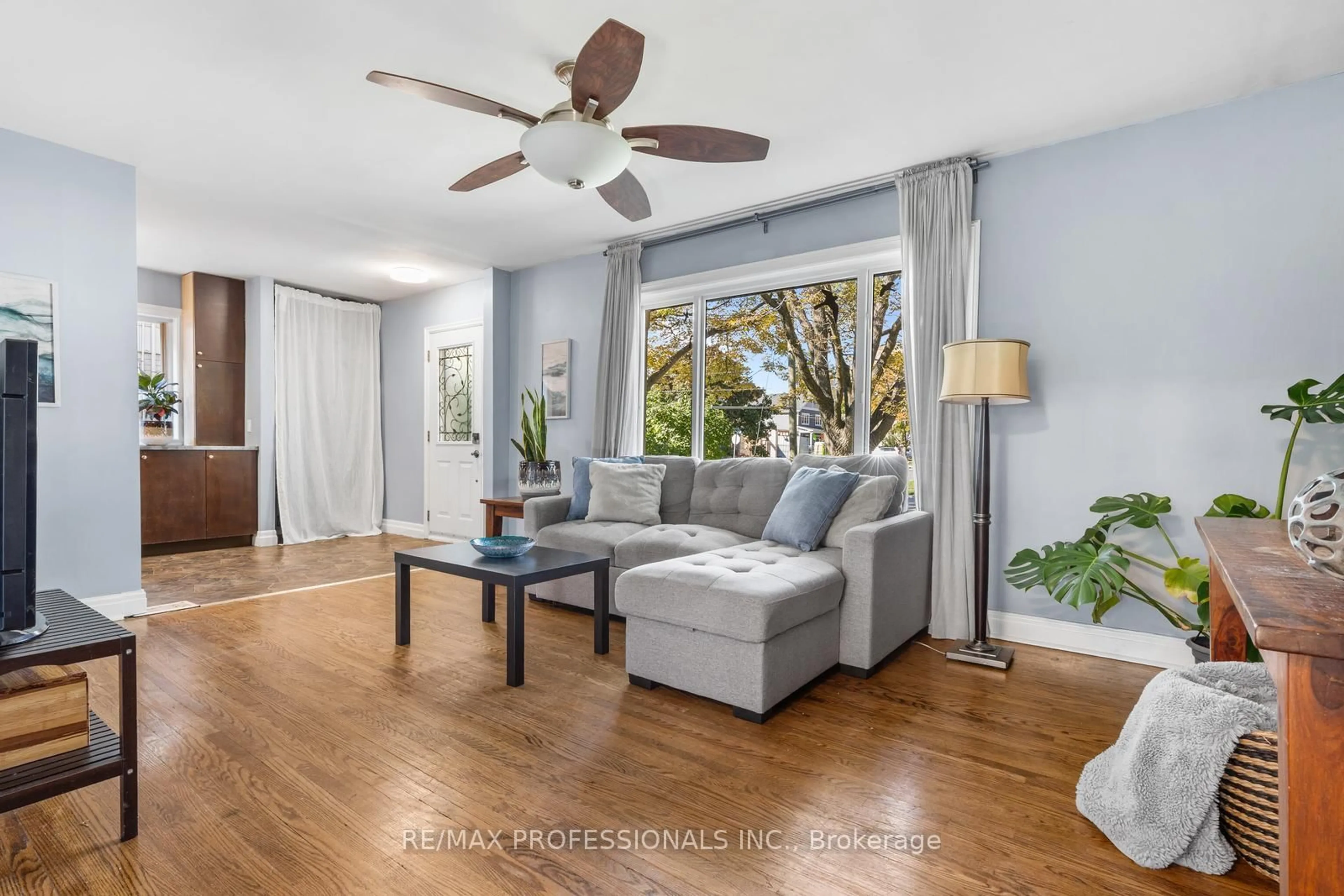 Living room with furniture, wood/laminate floor for 19 Mitcham Dr, Toronto Ontario M8W 2J6