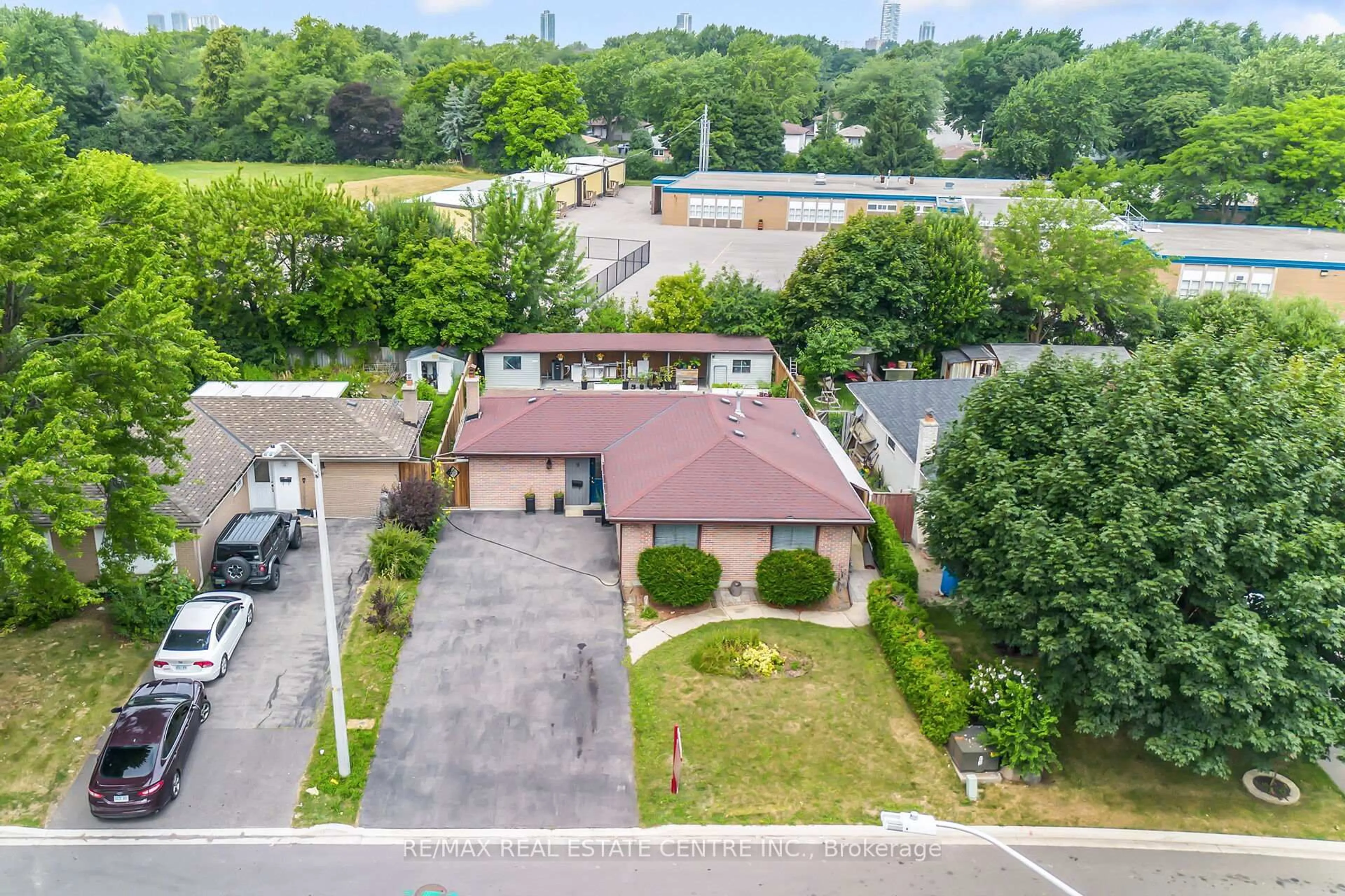 A pic from outside/outdoor area/front of a property/back of a property/a pic from drone, street for 9 Watson Cres, Brampton Ontario L6W 1E5