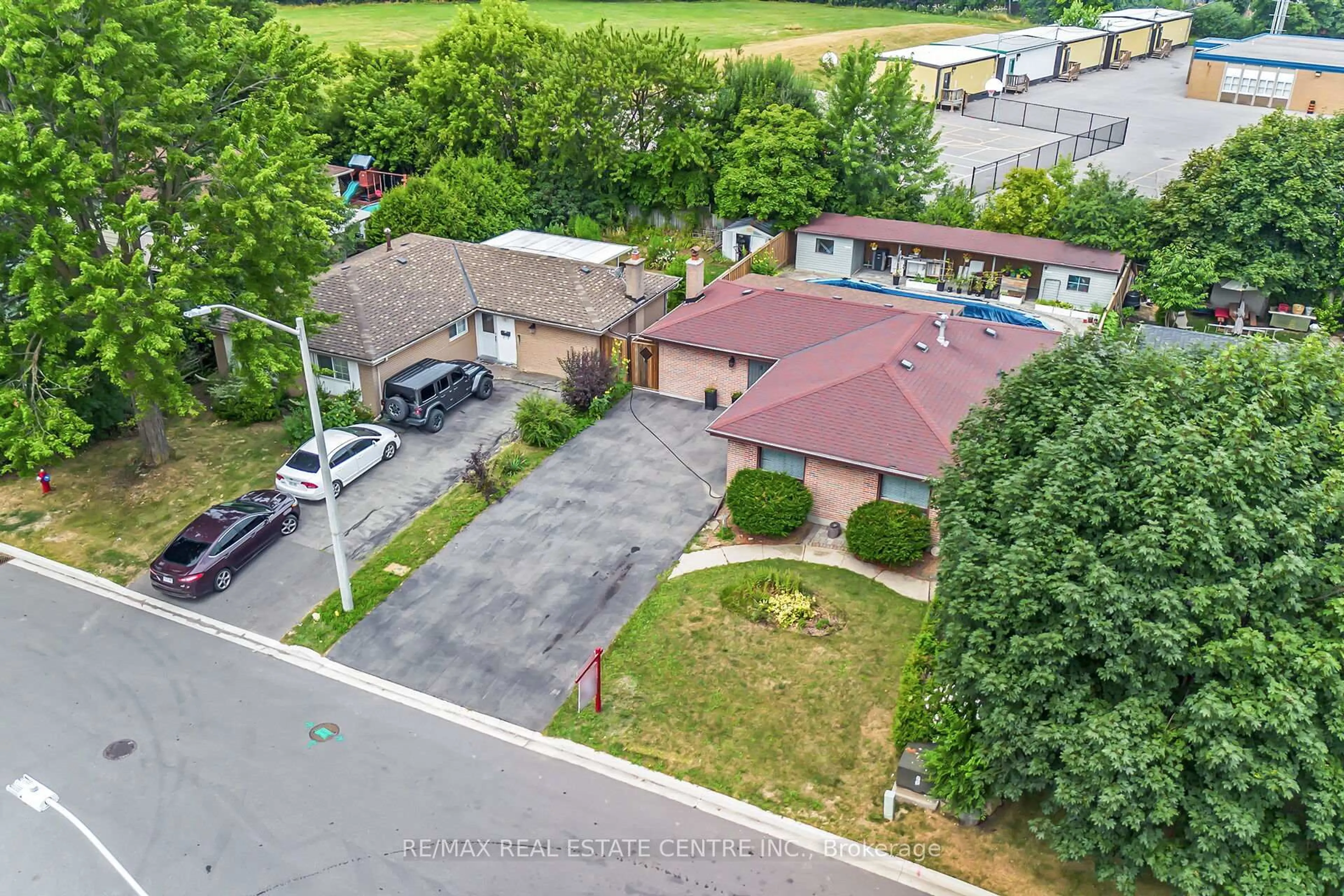A pic from outside/outdoor area/front of a property/back of a property/a pic from drone, street for 9 Watson Cres, Brampton Ontario L6W 1E5