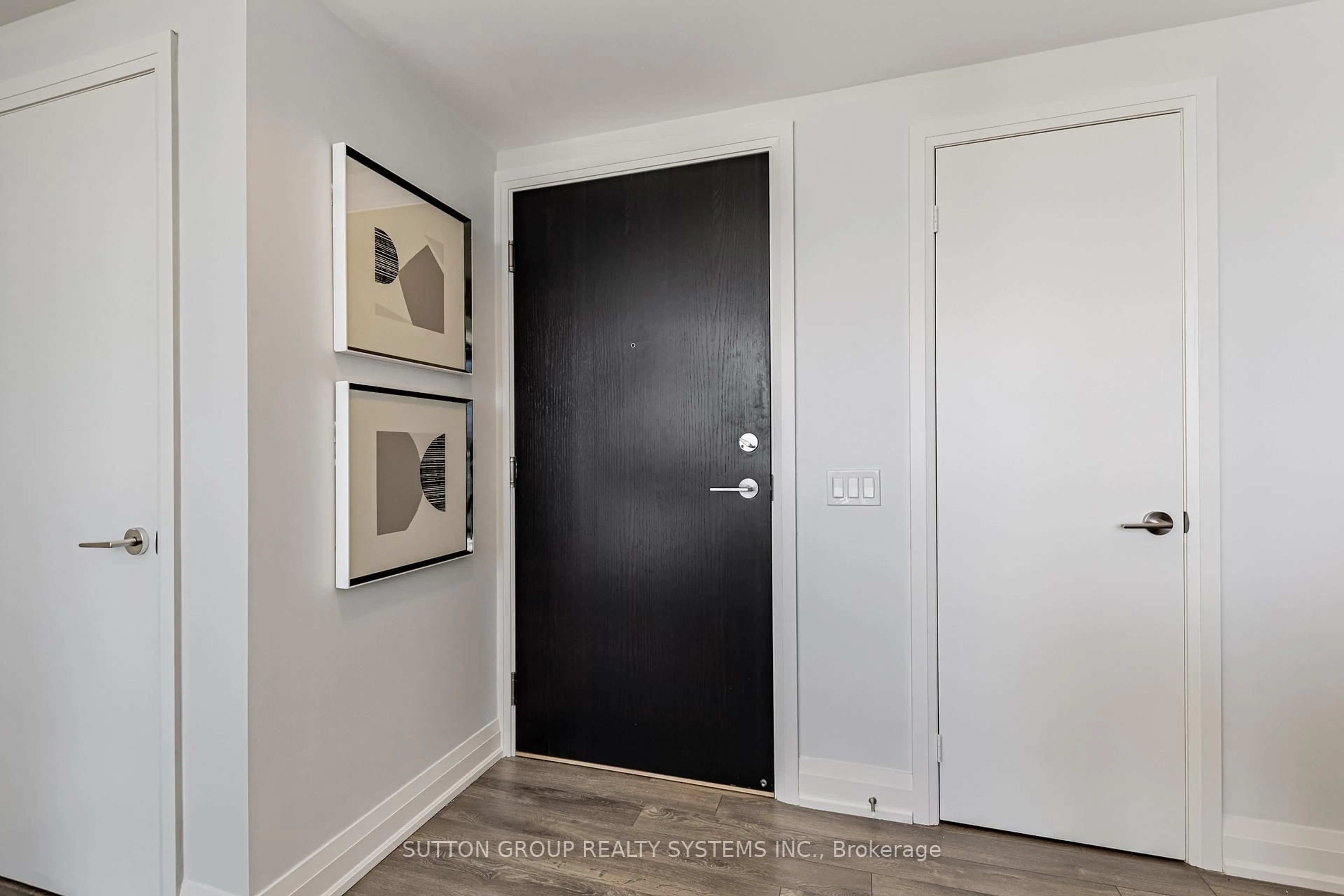 Indoor entryway for 1461 Lawrence Ave #611, Toronto Ontario M6L 0A6