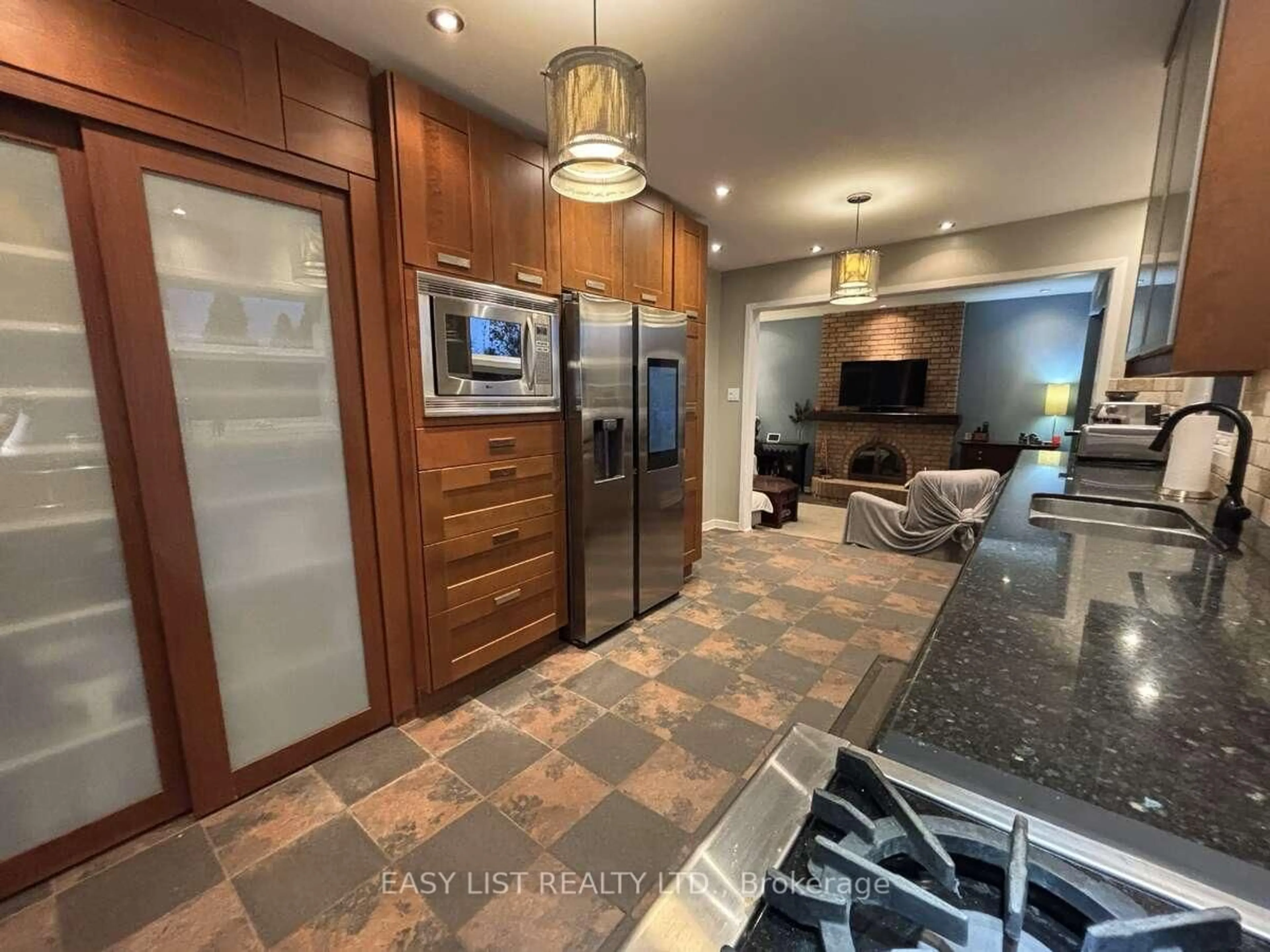 Open concept kitchen, ceramic/tile floor for 6942 Barrisdale Dr, Mississauga Ontario L5N 2H4