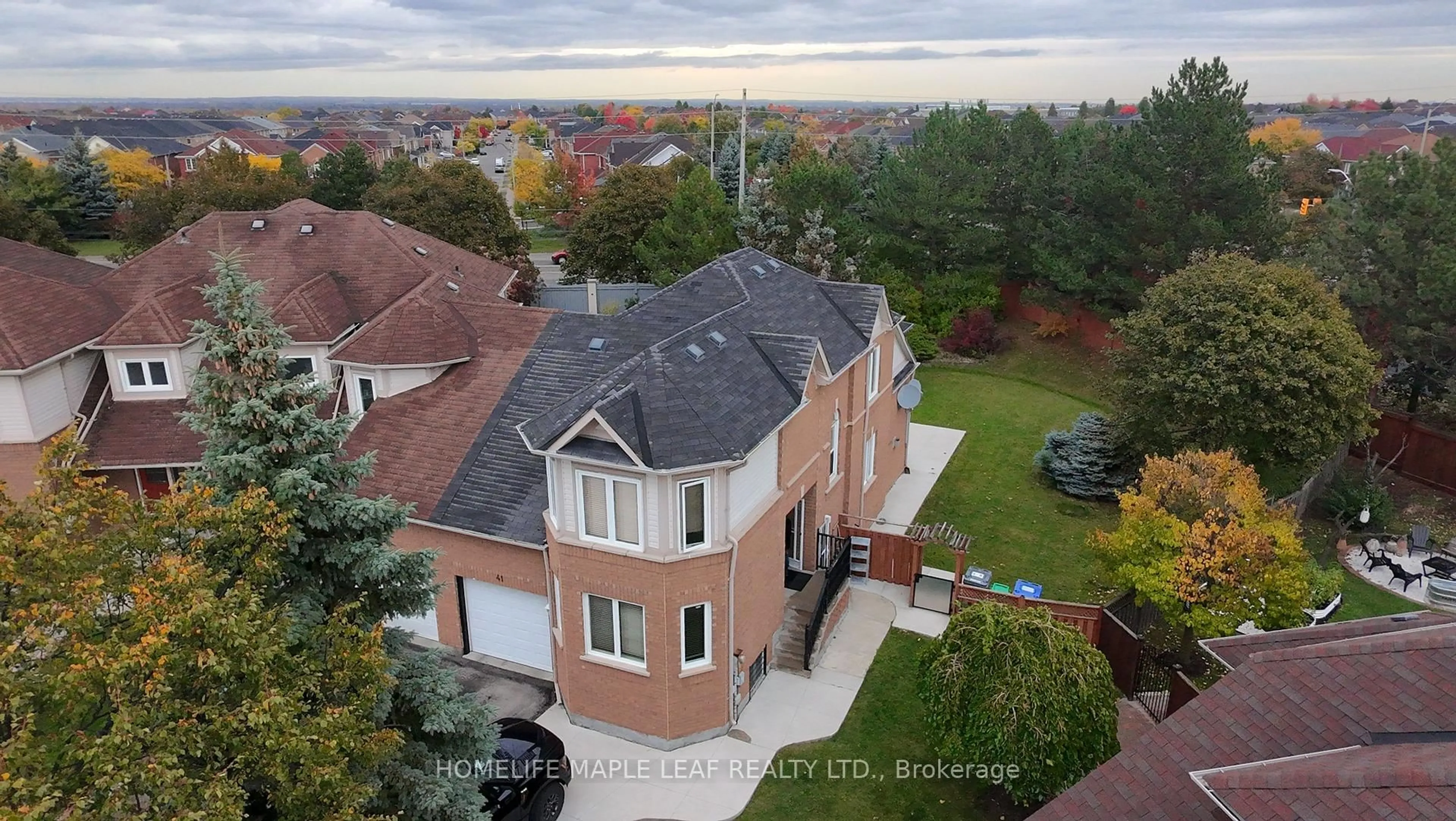 A pic from outside/outdoor area/front of a property/back of a property/a pic from drone, unknown for 41 Woodstream Ave, Brampton Ontario L6R 1N7