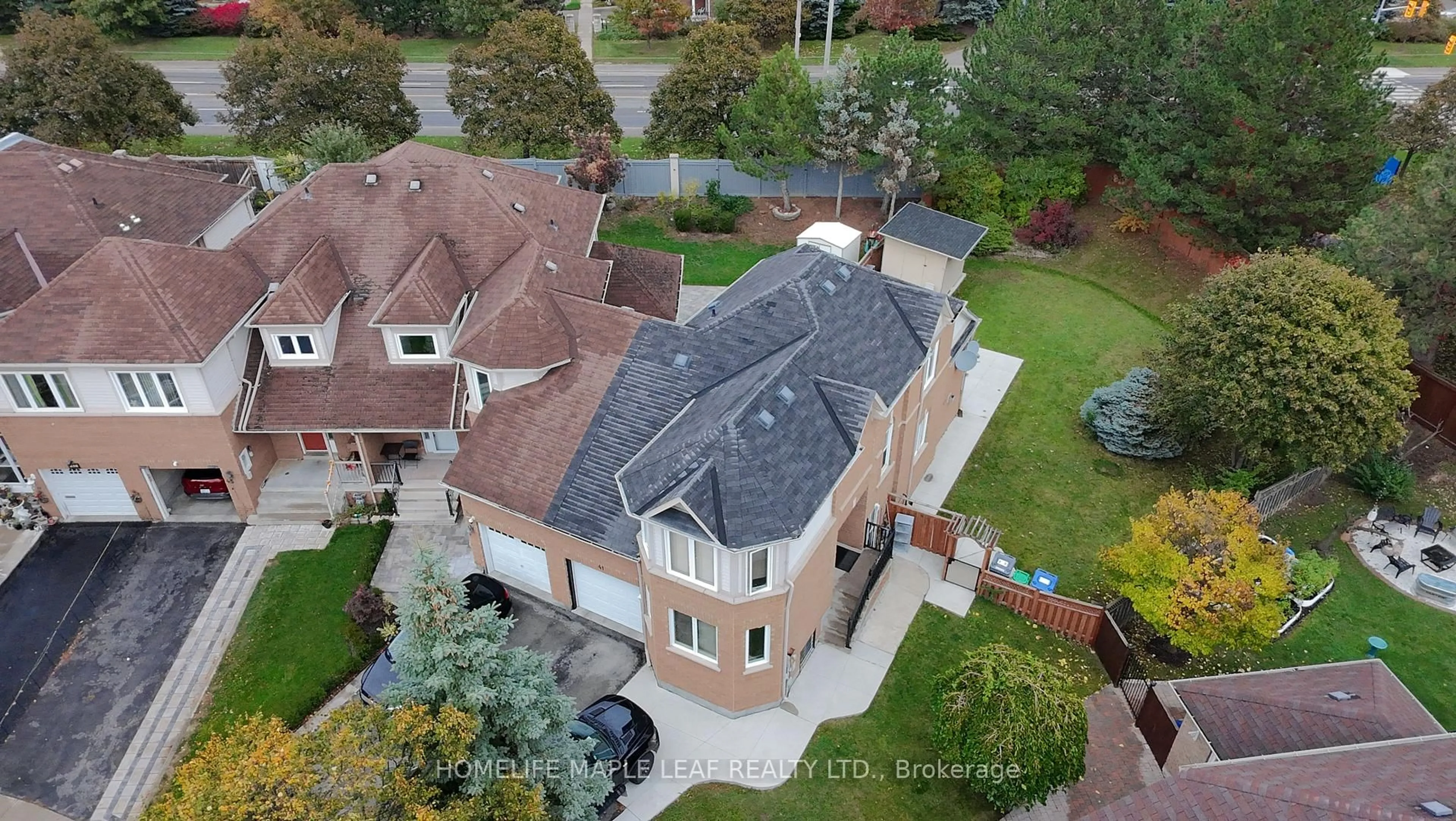 A pic from outside/outdoor area/front of a property/back of a property/a pic from drone, street for 41 Woodstream Ave, Brampton Ontario L6R 1N7