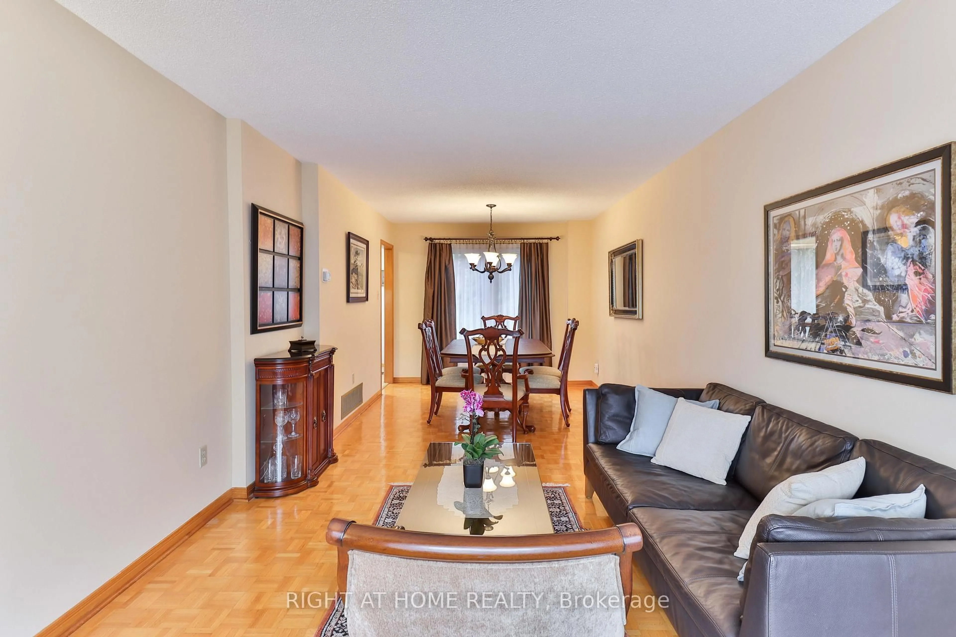 Living room with furniture, unknown for 1433 Bough Beeches Blvd, Mississauga Ontario L4W 3B4