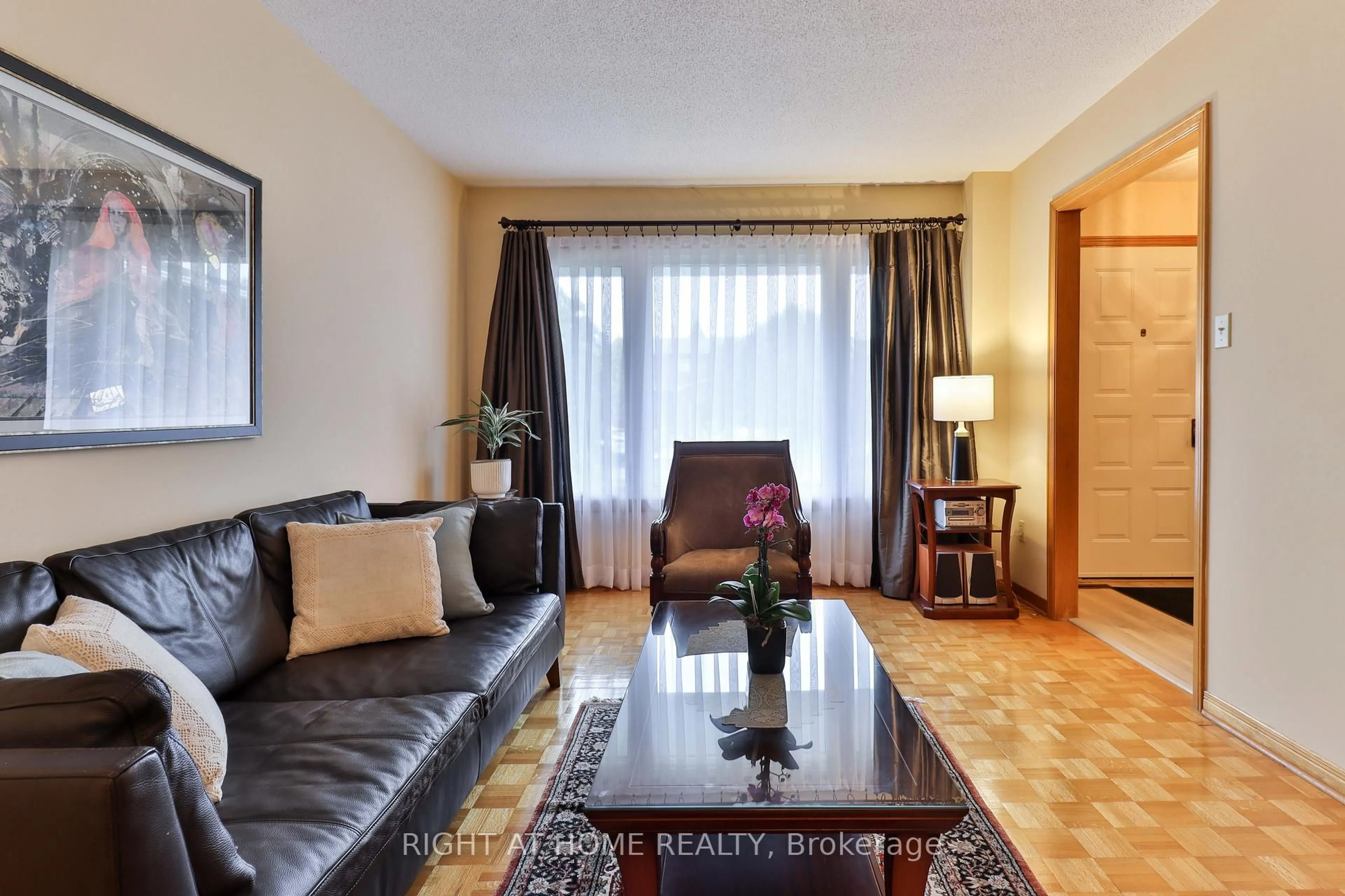 Living room with furniture, unknown for 1433 Bough Beeches Blvd, Mississauga Ontario L4W 3B4