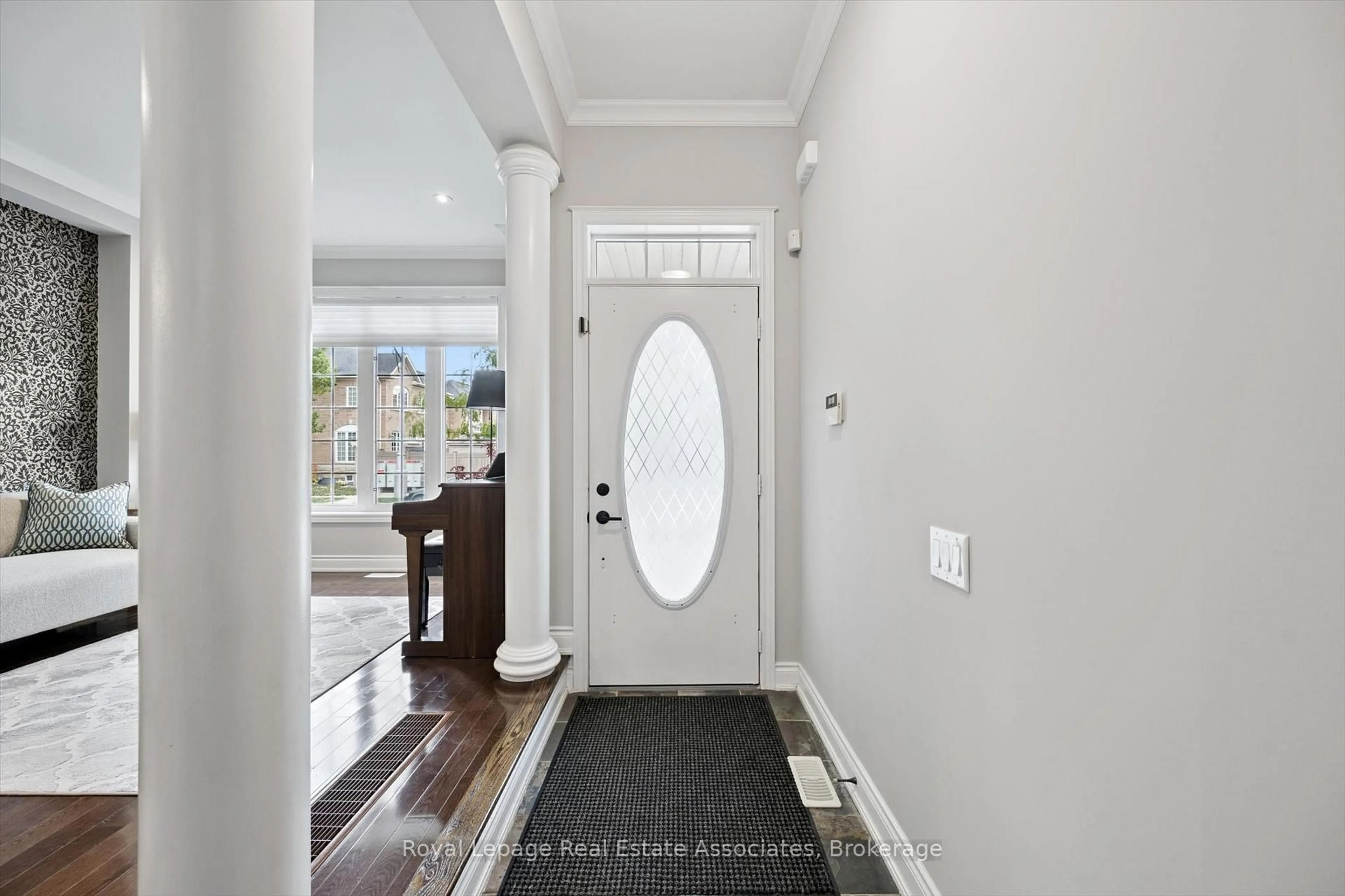 Indoor entryway for 3335 Whilabout Terr, Oakville Ontario L6L 0A8