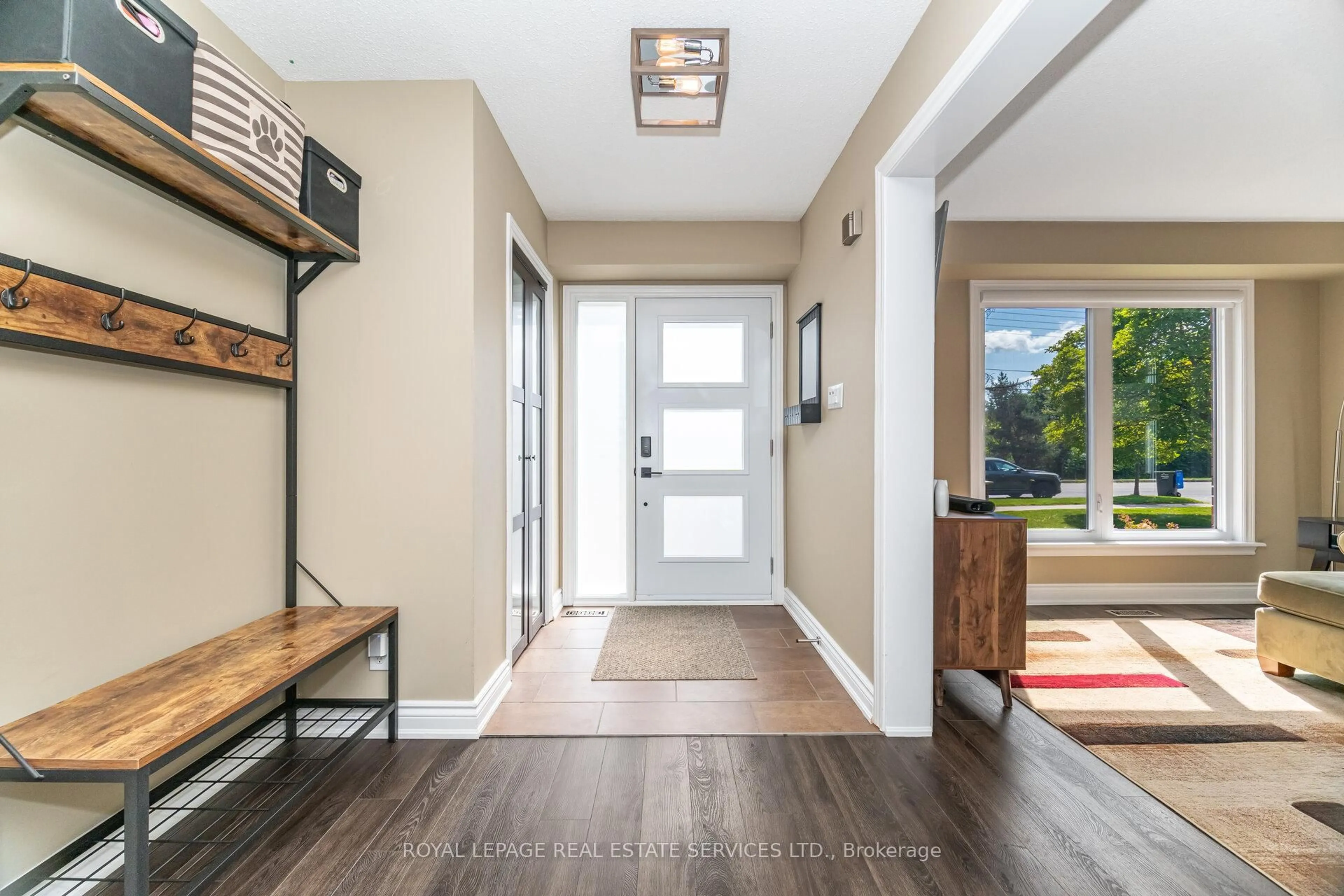 Indoor entryway for 2615 Benedet Dr, Mississauga Ontario L5J 4H6