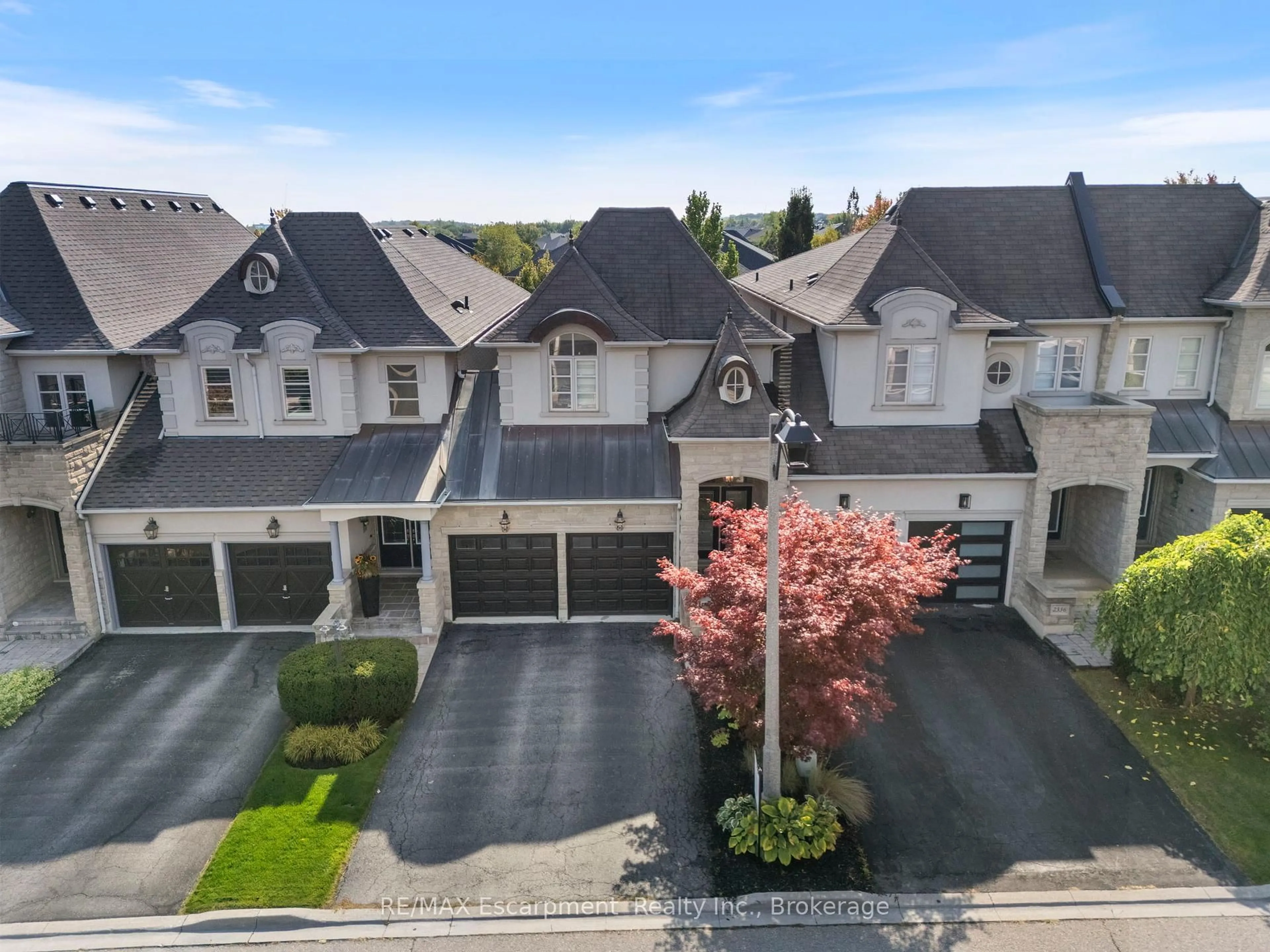 A pic from outside/outdoor area/front of a property/back of a property/a pic from drone, street for 2334 Wuthering Heights Way, Oakville Ontario L6M 0E8