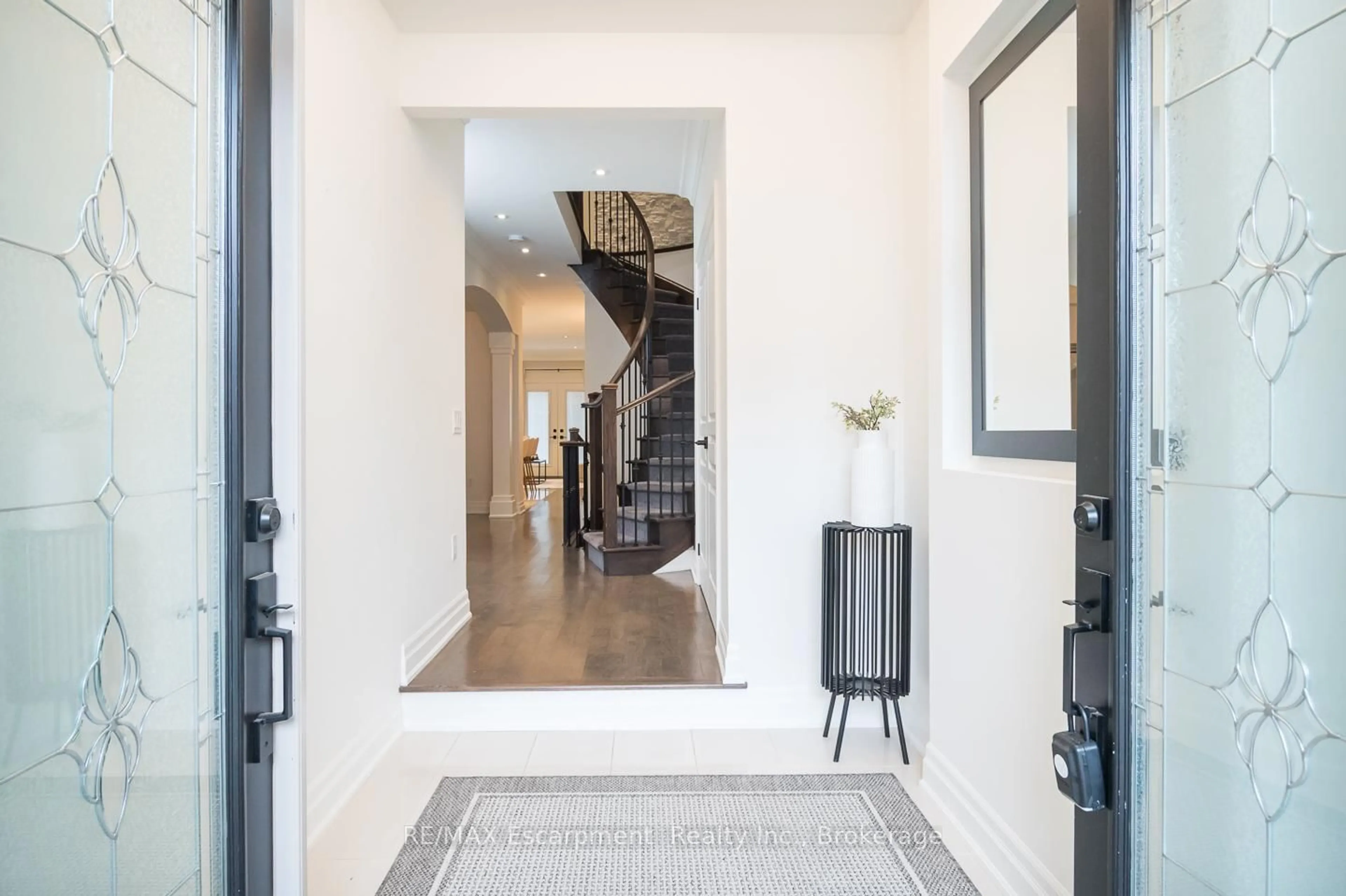 Indoor entryway for 2334 Wuthering Heights Way, Oakville Ontario L6M 0E8