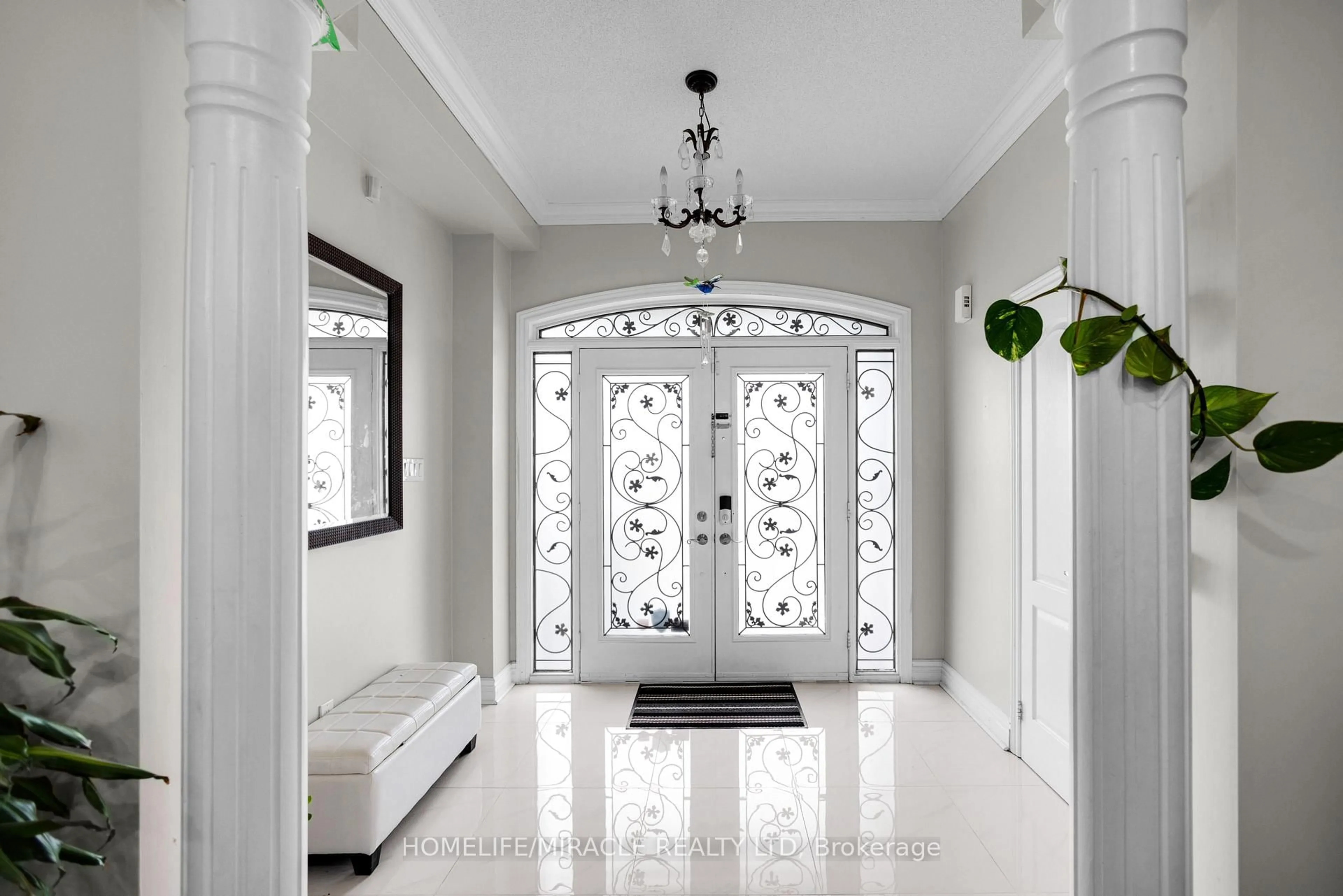 Indoor foyer for 628 Twain Ave, Mississauga Ontario L5W 0A3