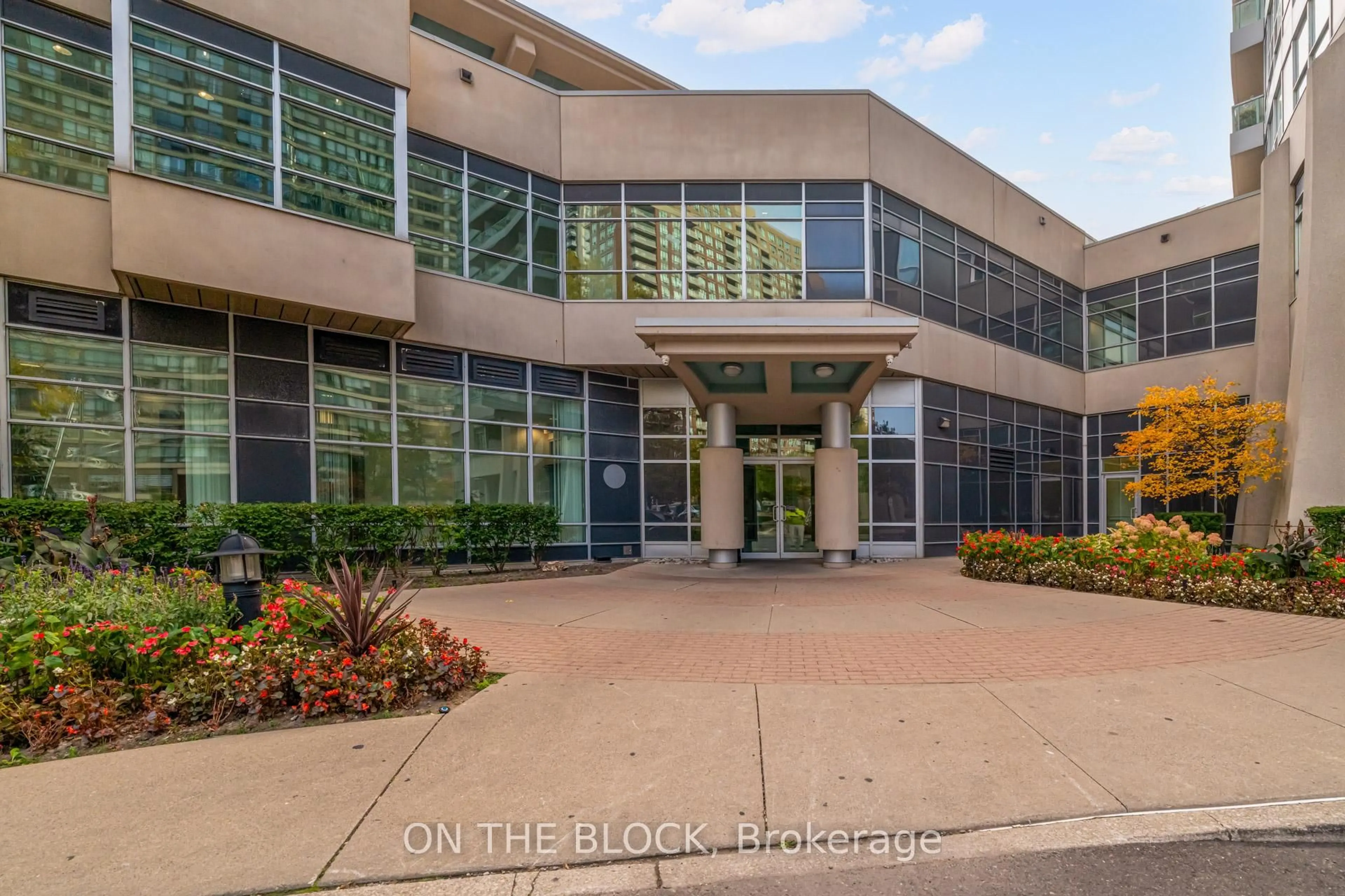Indoor foyer for 33 Elm Dr #1604, Mississauga Ontario L5B 4M2