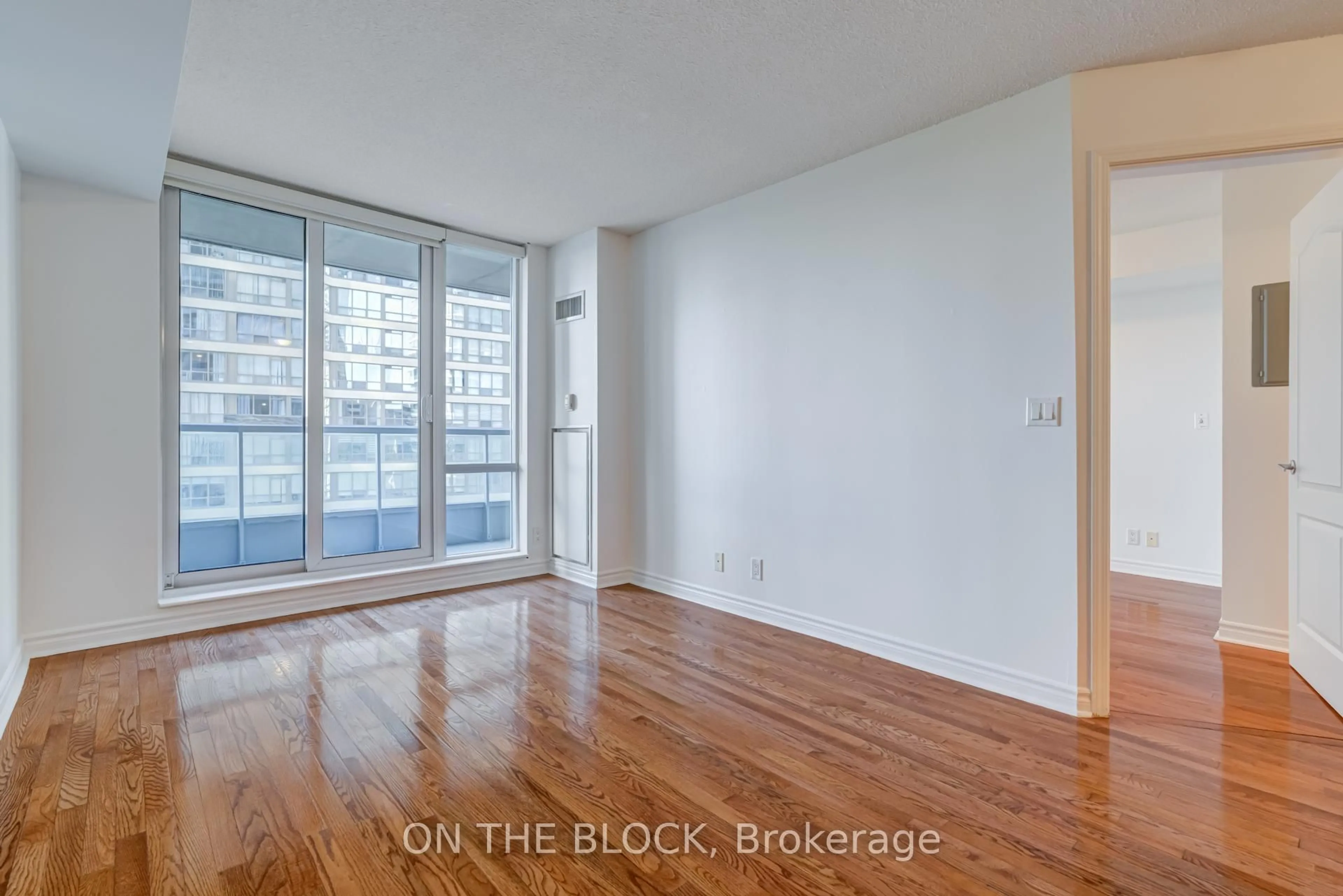 A pic of a room for 33 Elm Dr #1604, Mississauga Ontario L5B 4M2