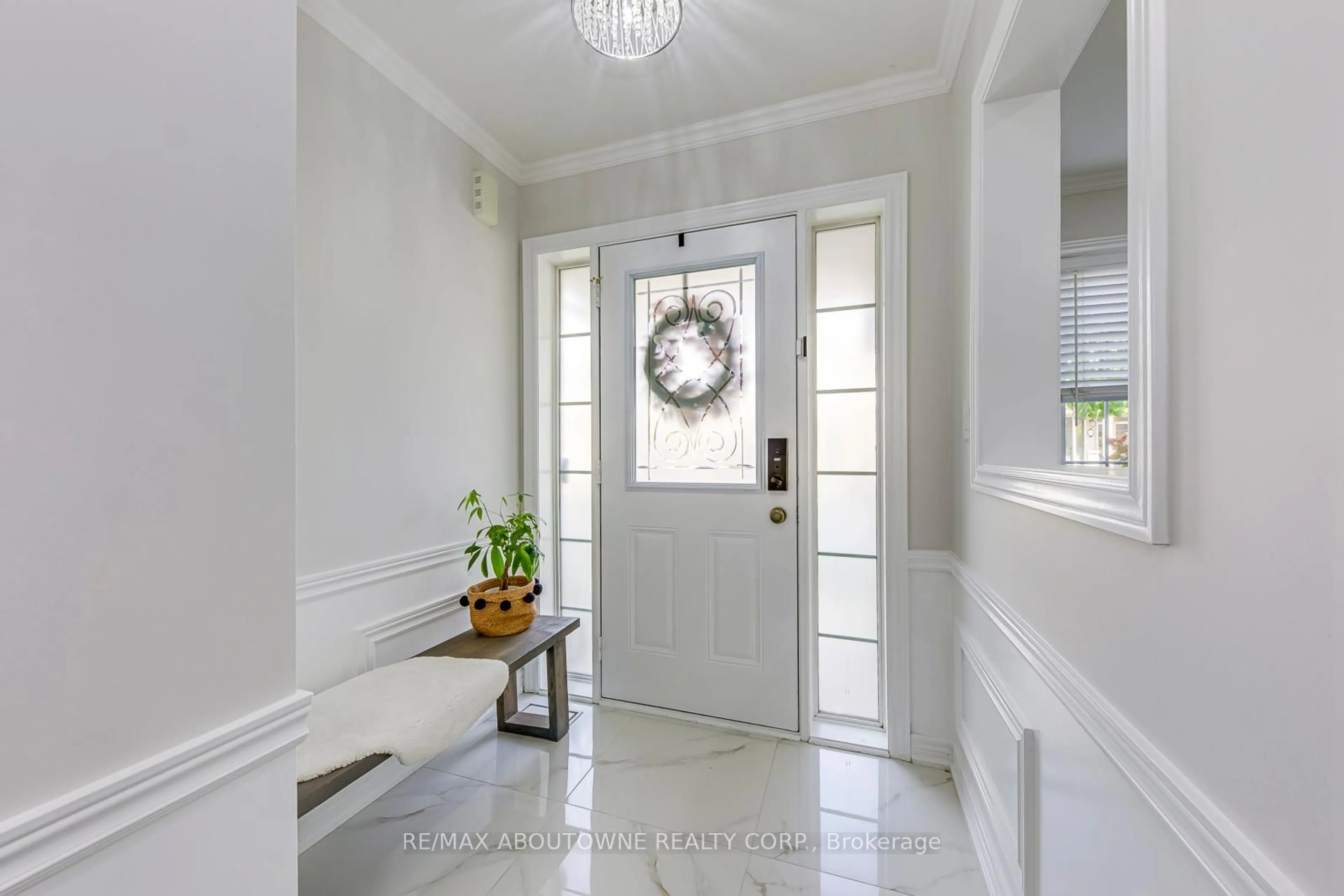 Indoor entryway for 3100 Robert Brown Blvd, Oakville Ontario L6M 4L7