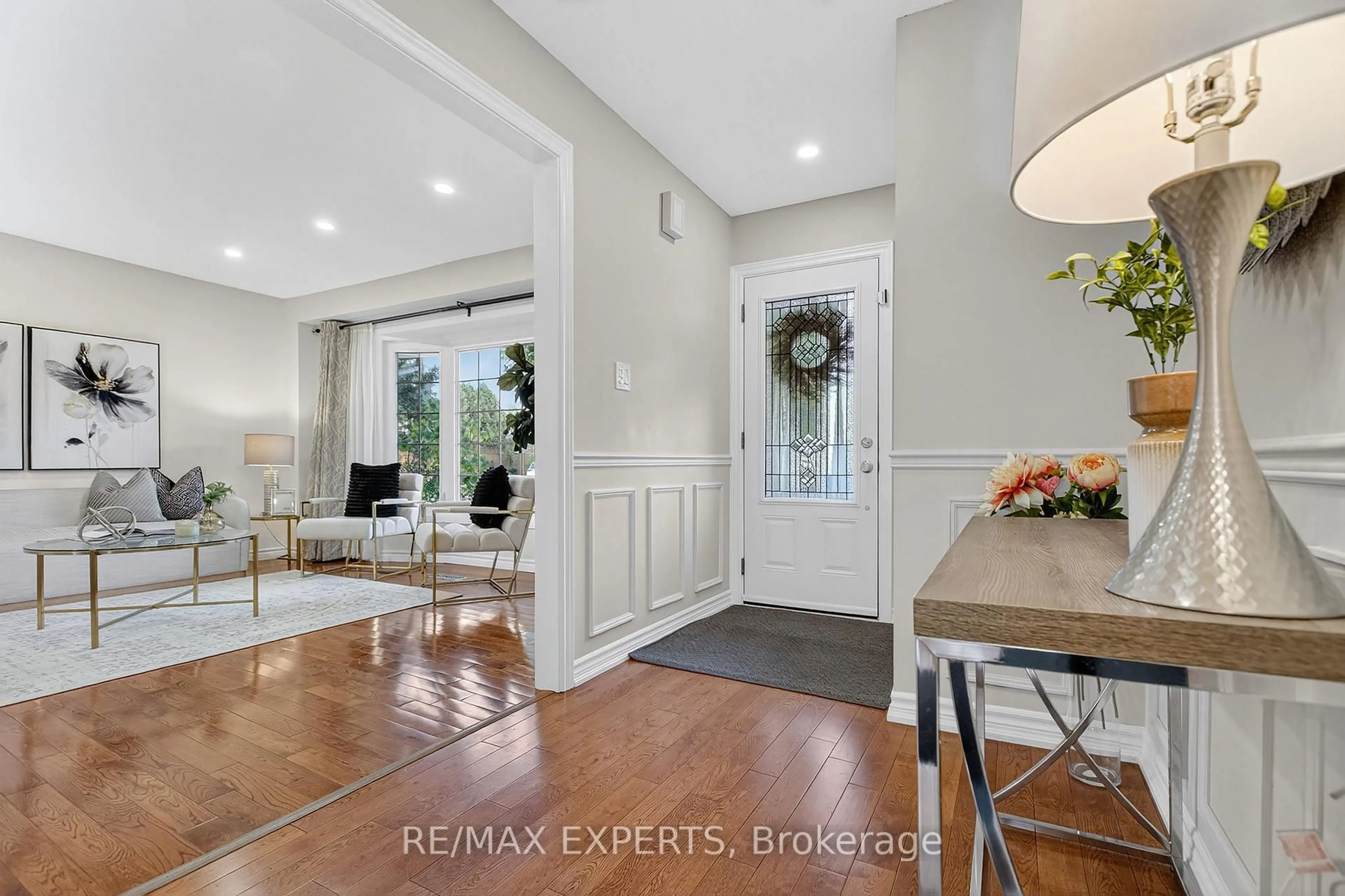 Indoor entryway for 1382 Hazel Mccleary Dr, Oakville Ontario L6J 7B1