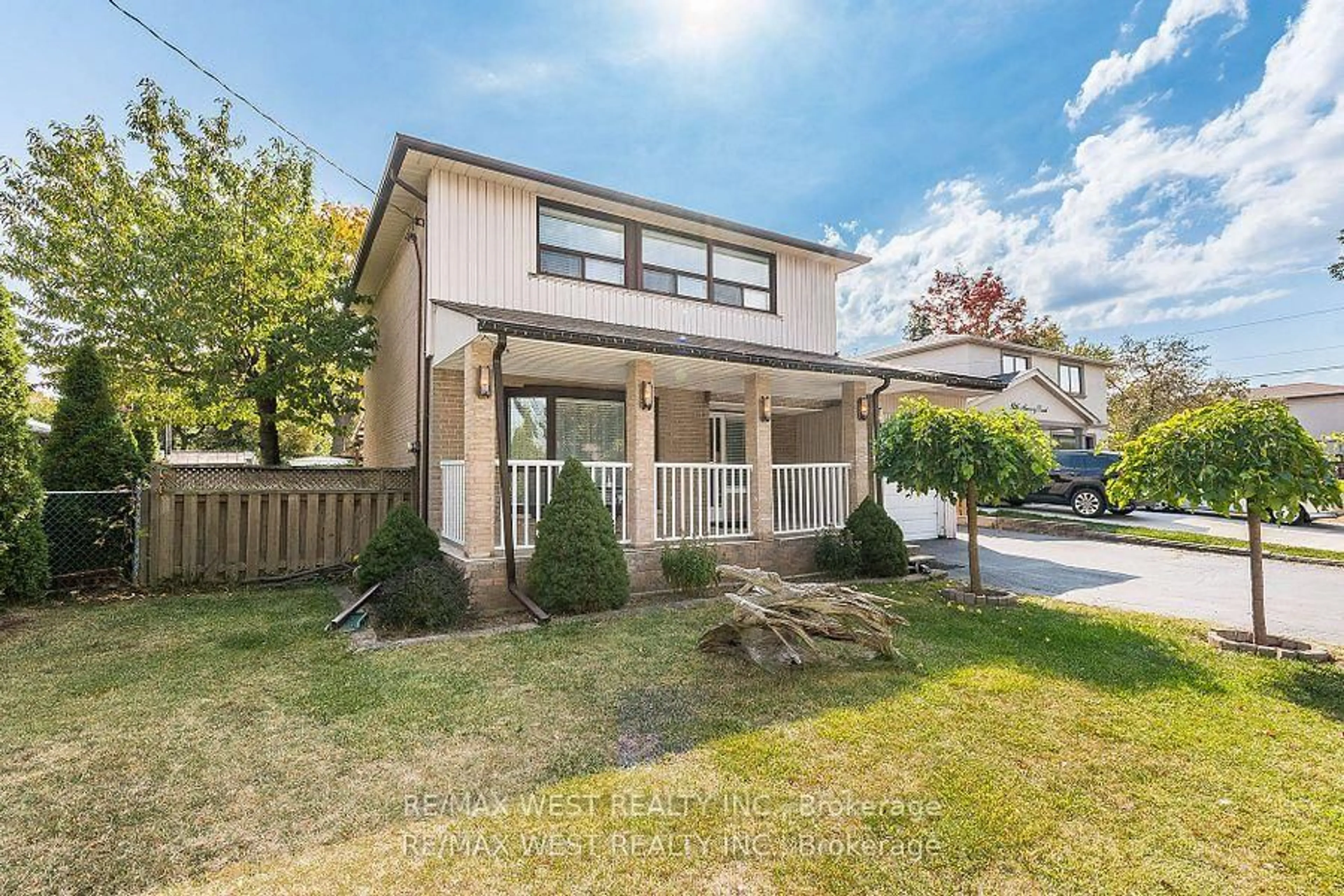 A pic from outside/outdoor area/front of a property/back of a property/a pic from drone, street for 128 Mercury Rd, Toronto Ontario M9W 3J1