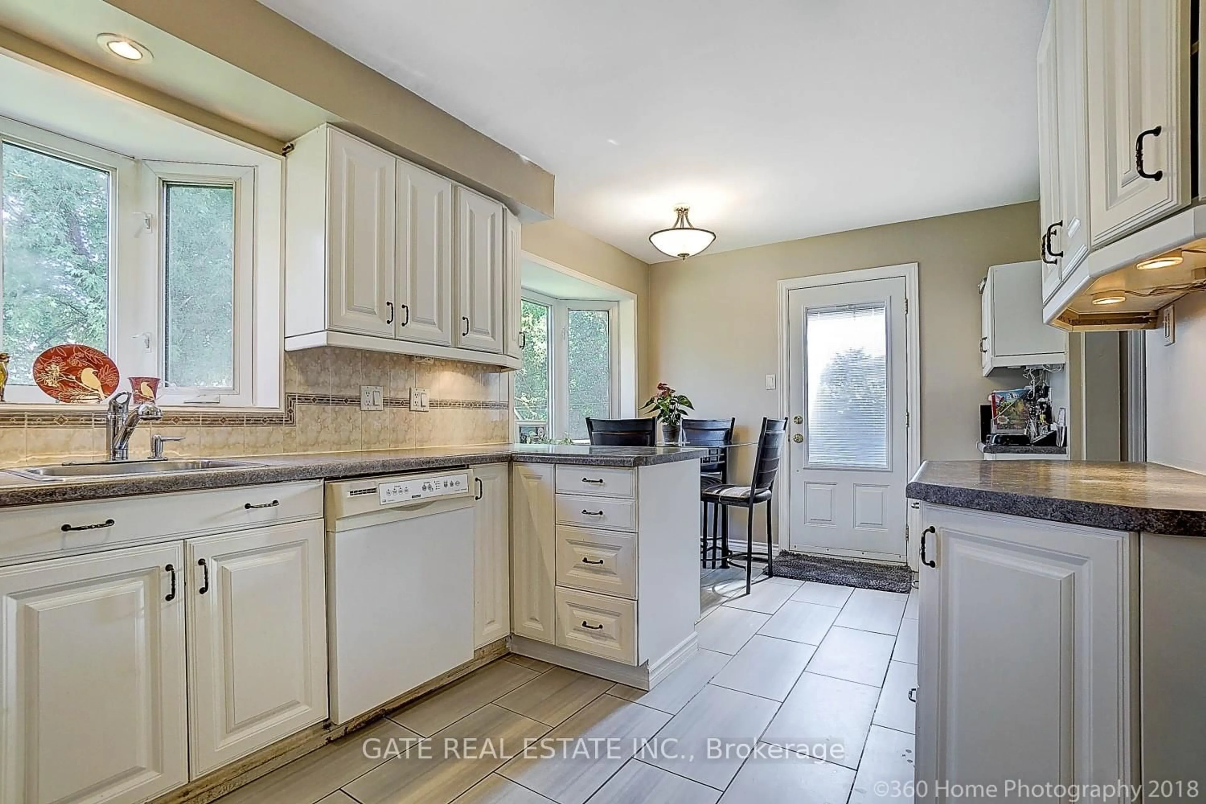 Open concept kitchen, ceramic/tile floor for 16 Massey St, Brampton Ontario L6S 2W1