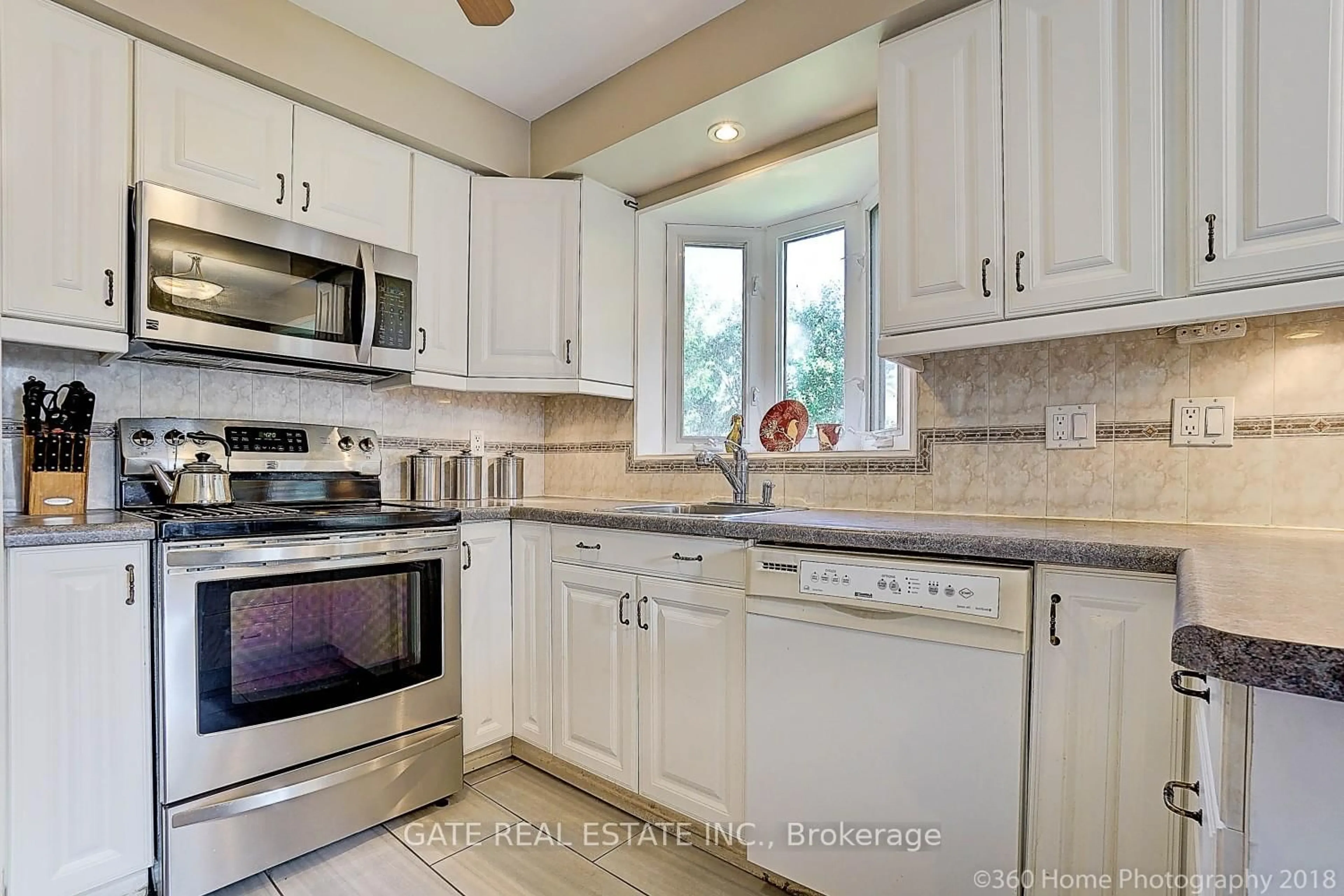 Open concept kitchen, ceramic/tile floor for 16 Massey St, Brampton Ontario L6S 2W1