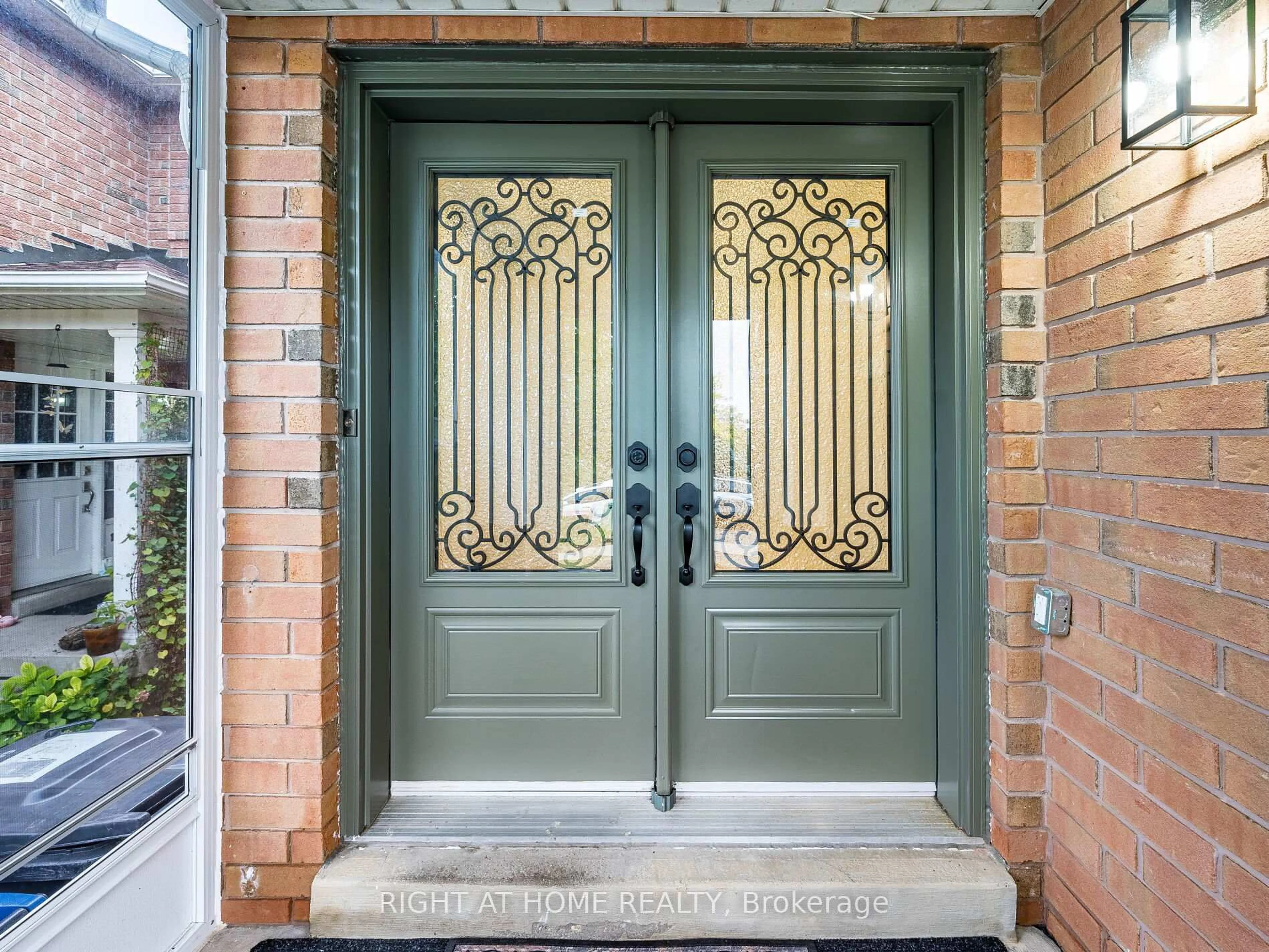 Indoor entryway for 1156 PRESTONWOOD Cres, Mississauga Ontario L5V 2V3