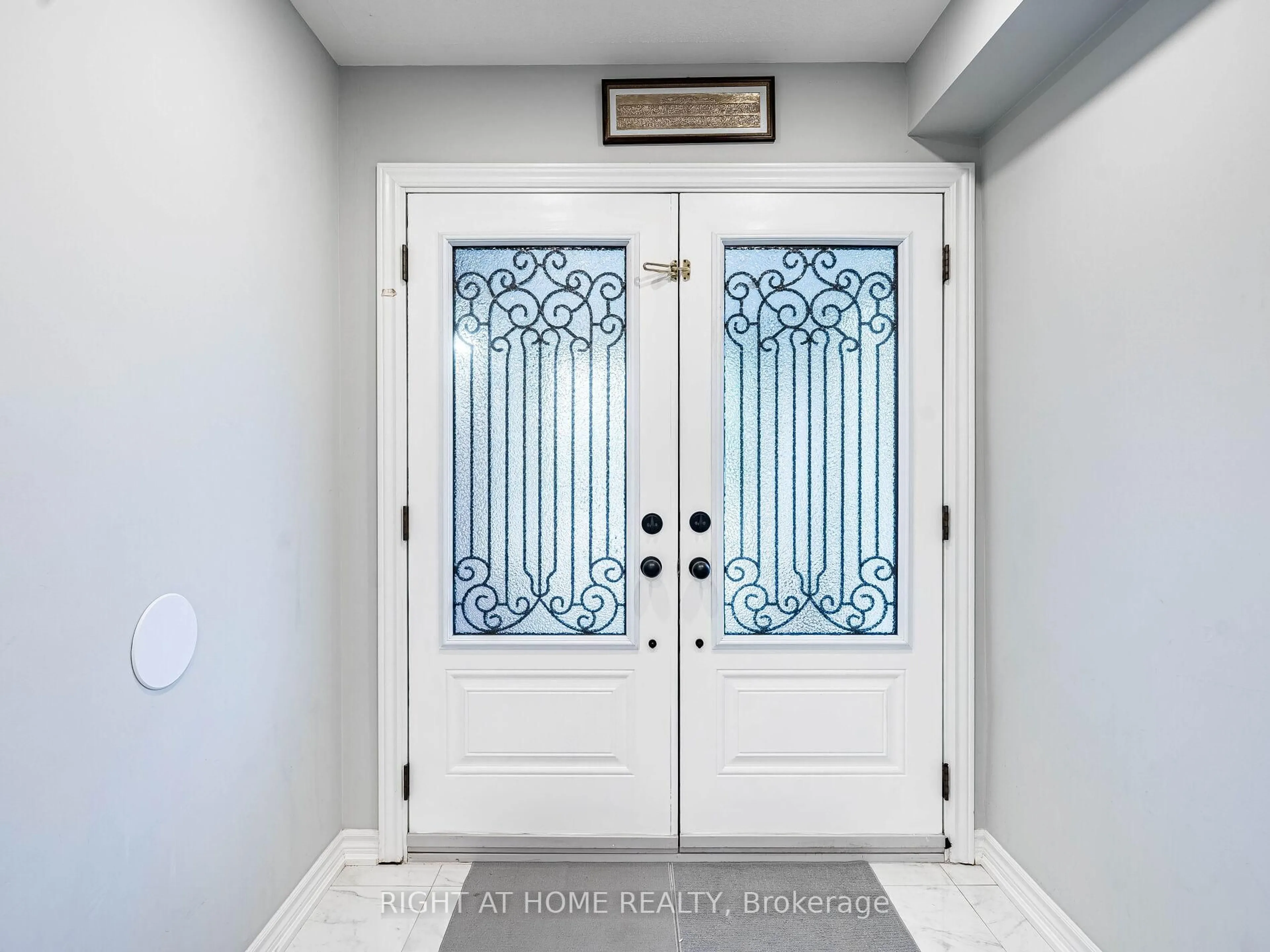 Indoor entryway for 1156 PRESTONWOOD Cres, Mississauga Ontario L5V 2V3