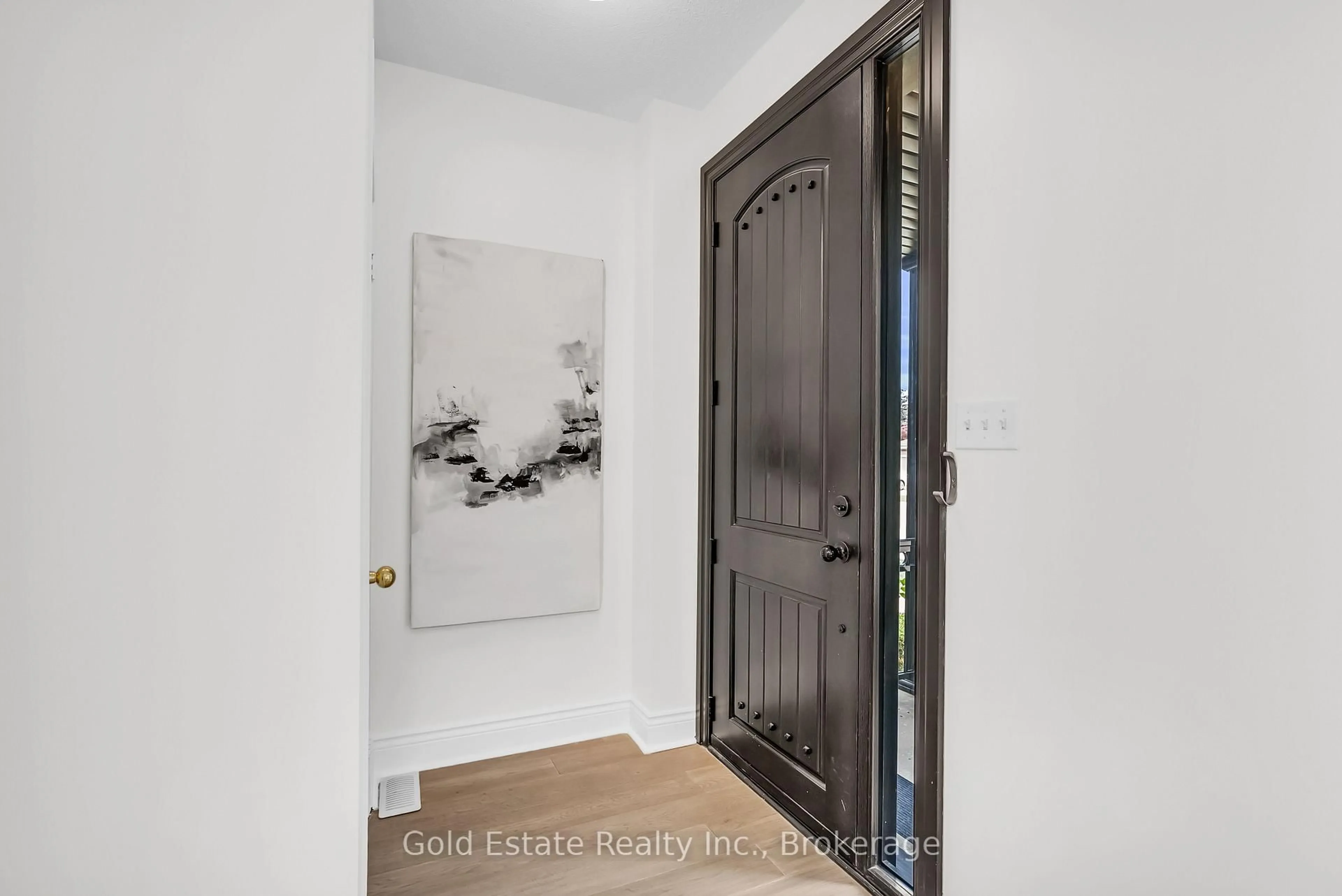 Indoor entryway for 2259 Meadowland Dr, Oakville Ontario L6H 6H3