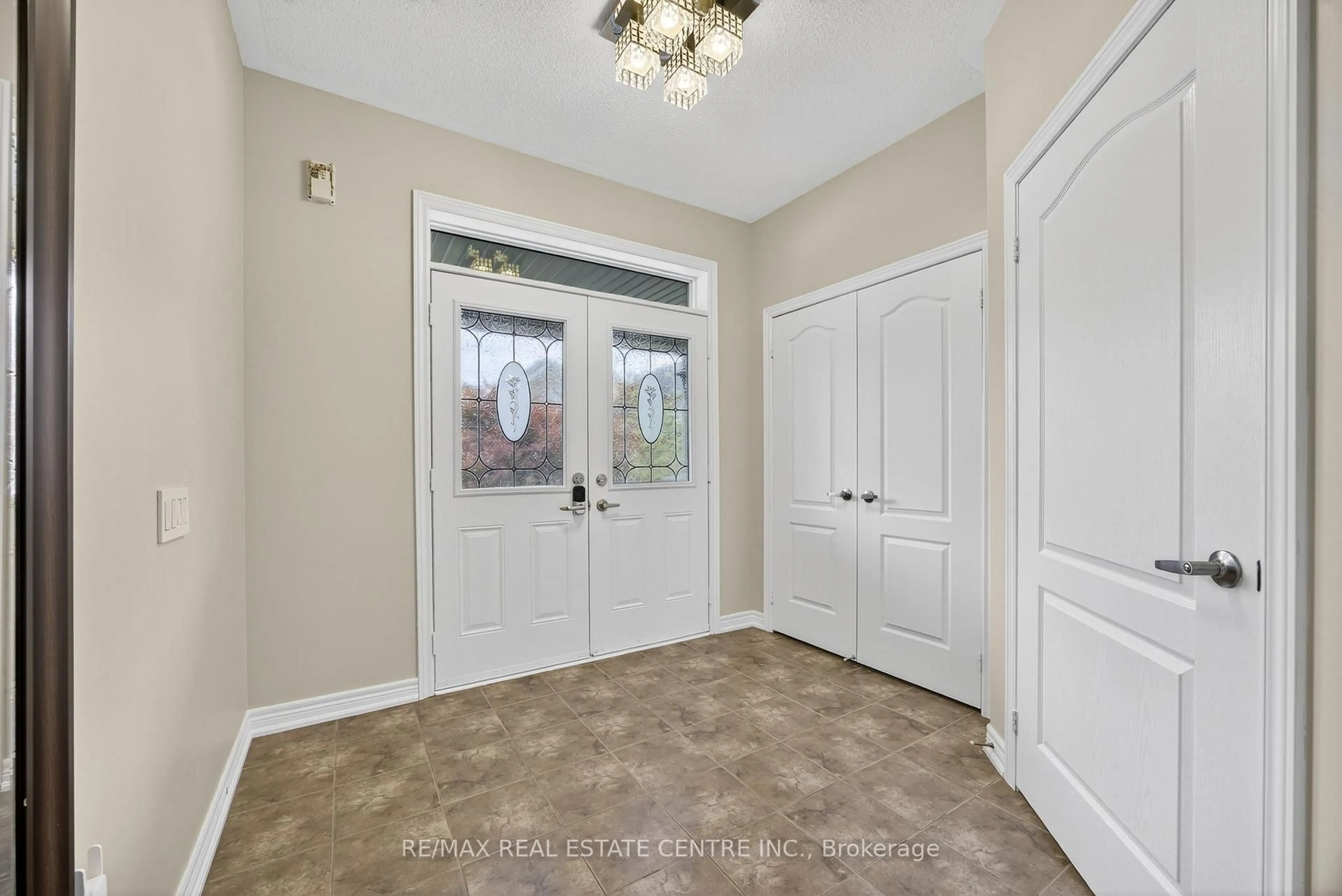 Indoor entryway for 11 Fieldstone Lane Ave, Caledon Ontario L7C 3Y8